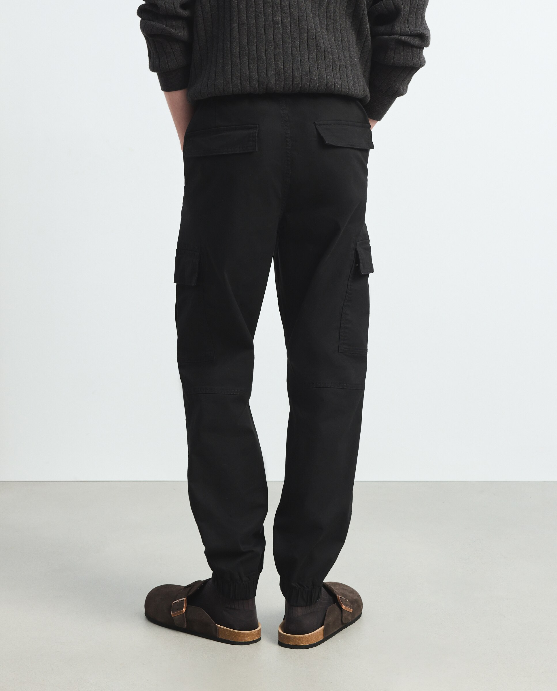Imagen 3 de Pantalón de hombre multibolsillos con goma en el bajo. - Green Coast - Negro Negro