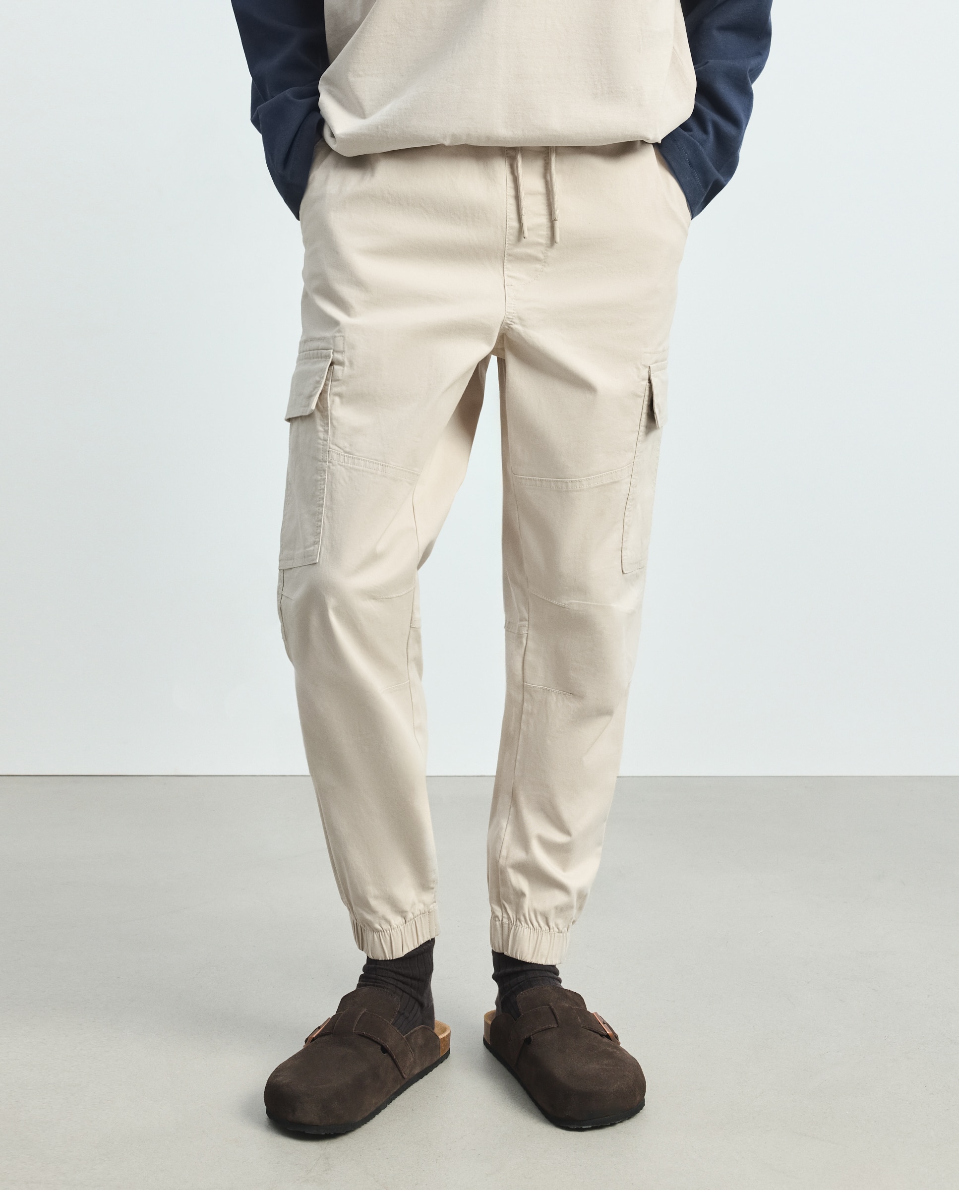 Imagen 2 de Pantalón de hombre multibolsillos con goma en el bajo. - Green Coast - Hielo Hielo
