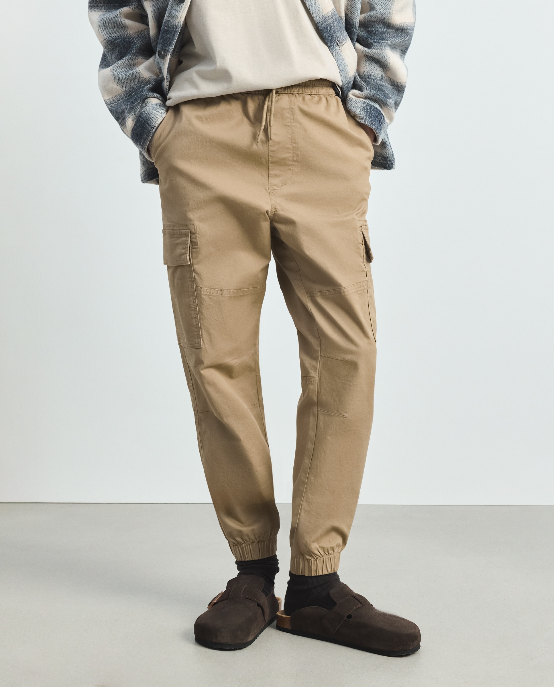 Imagen 2 de Pantalón de hombre multibolsillos con goma en el bajo. - Green Coast - Tostado Tostado