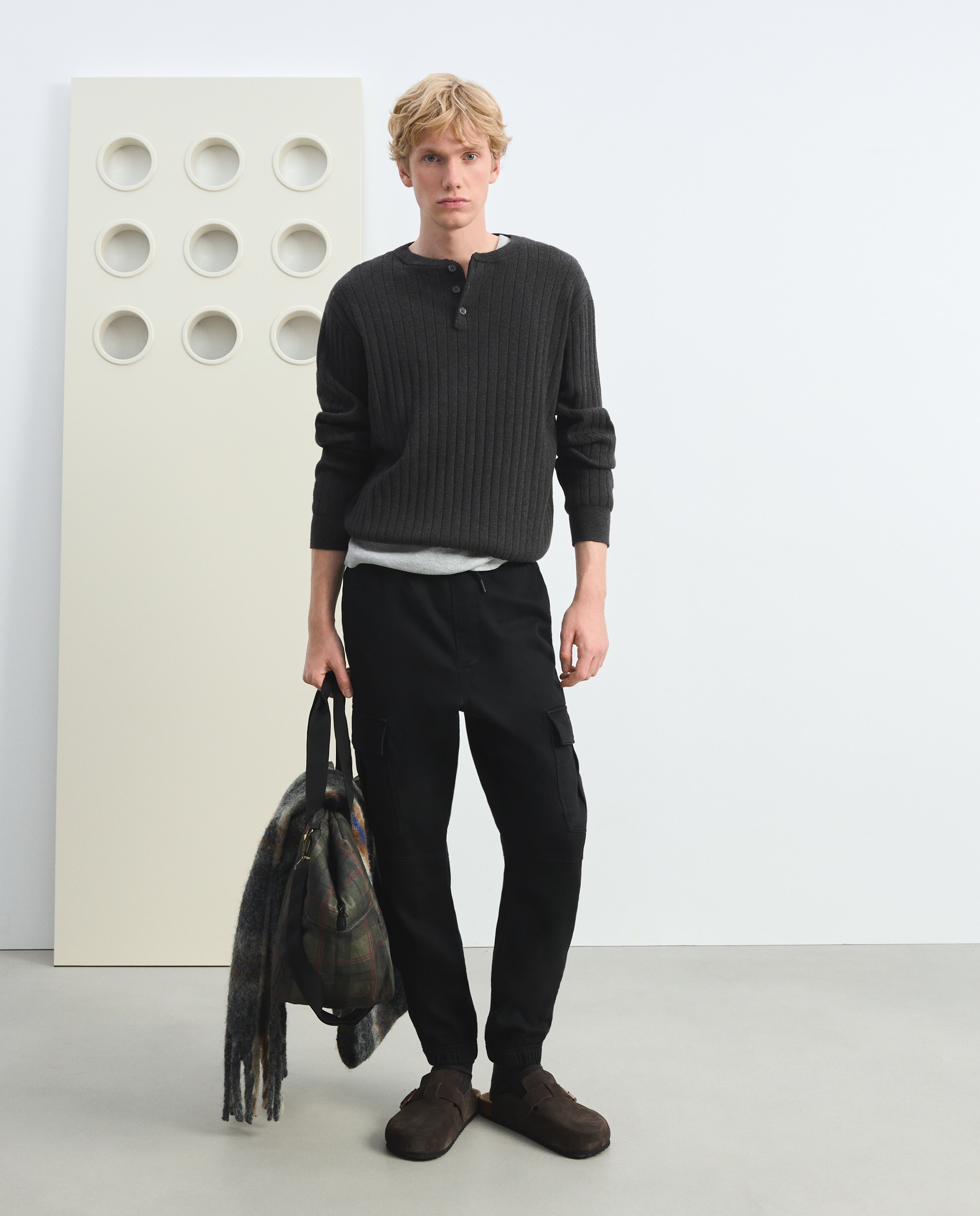 Pantalón de hombre tipo chino con goma en el bajo - Green Coast - Negro Negro-1