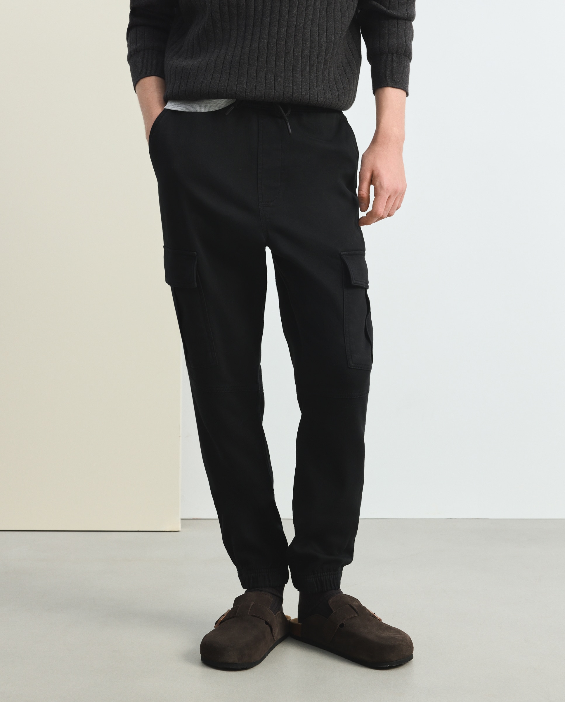 Pantalón de hombre tipo chino con goma en el bajo - Green Coast - Negro Negro-2