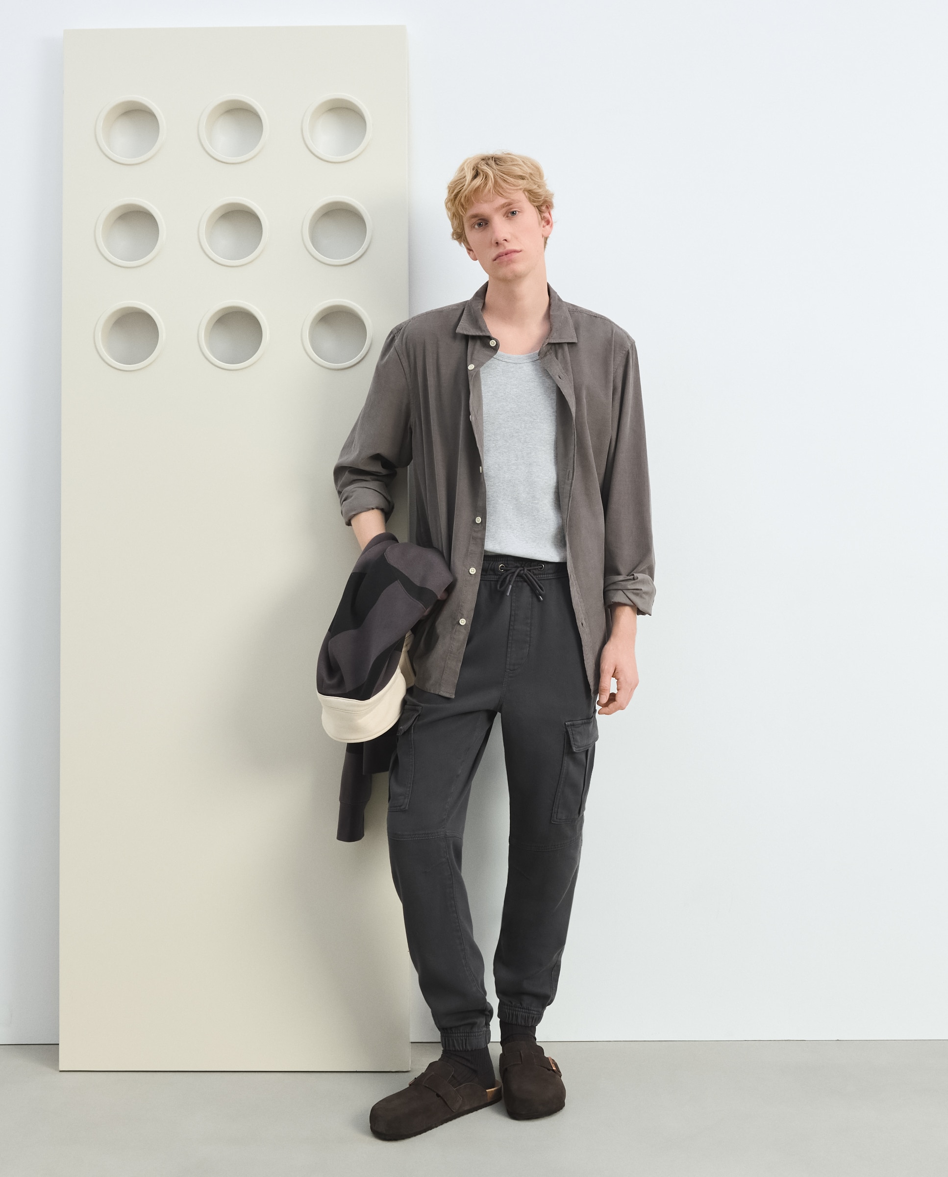 Pantalón de hombre tipo chino con goma en el bajo - Green Coast - 830 Antracita 830 Antracita-1