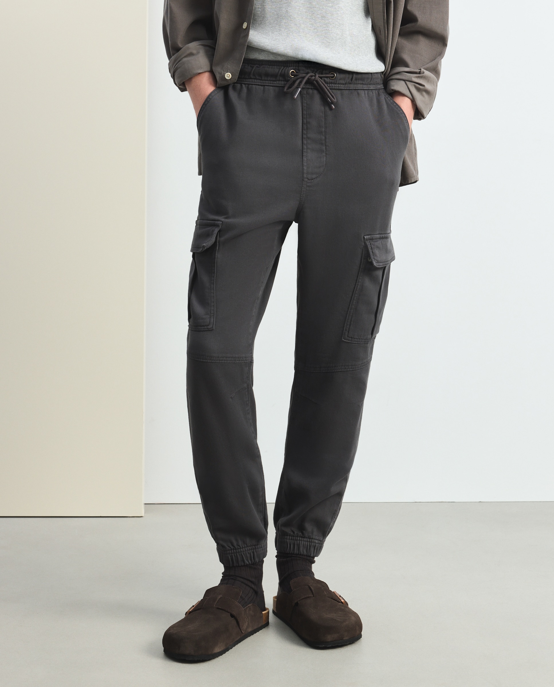Pantalón de hombre tipo chino con goma en el bajo - Green Coast - 830 Antracita 830 Antracita-2