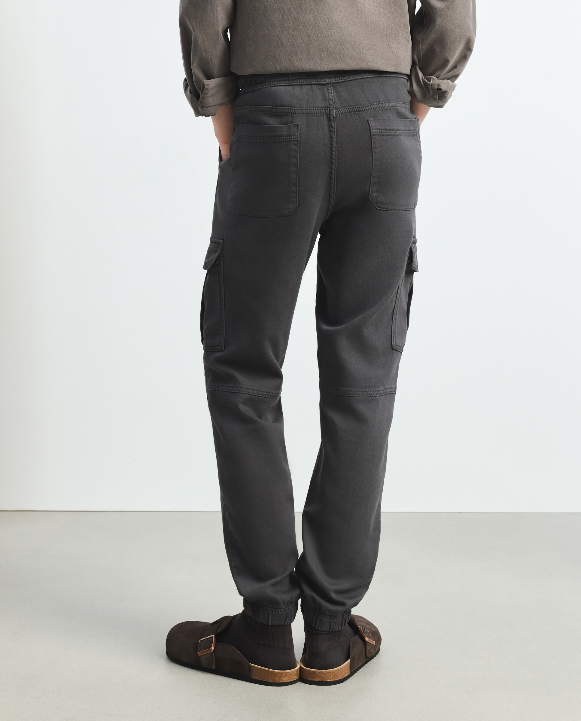 Pantalón de hombre tipo chino con goma en el bajo - Green Coast - 830 Antracita 830 Antracita-3