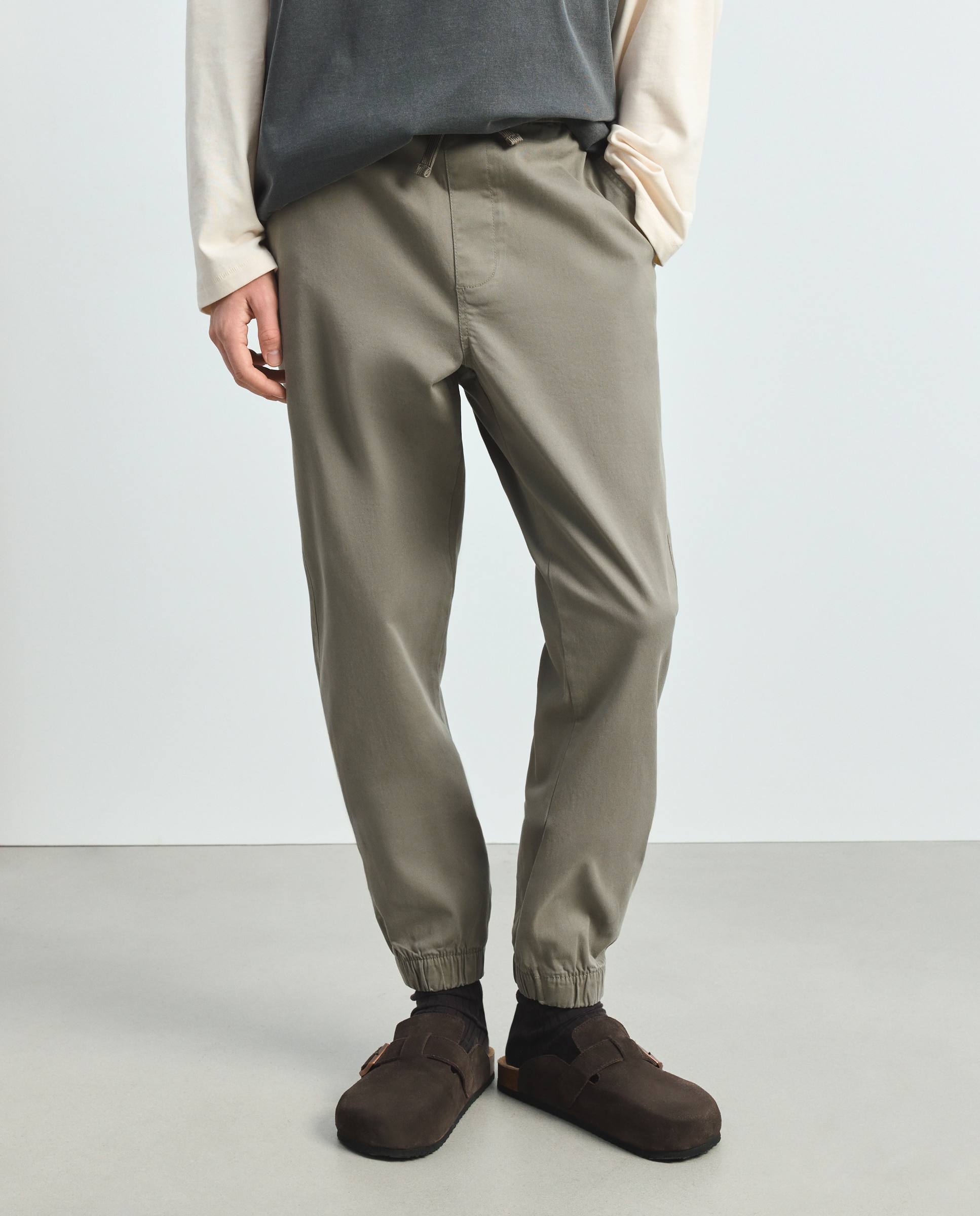 Pantalón de hombre tipo chino con goma en el bajo - Green Coast - 520 Kaki 520 Kaki-2