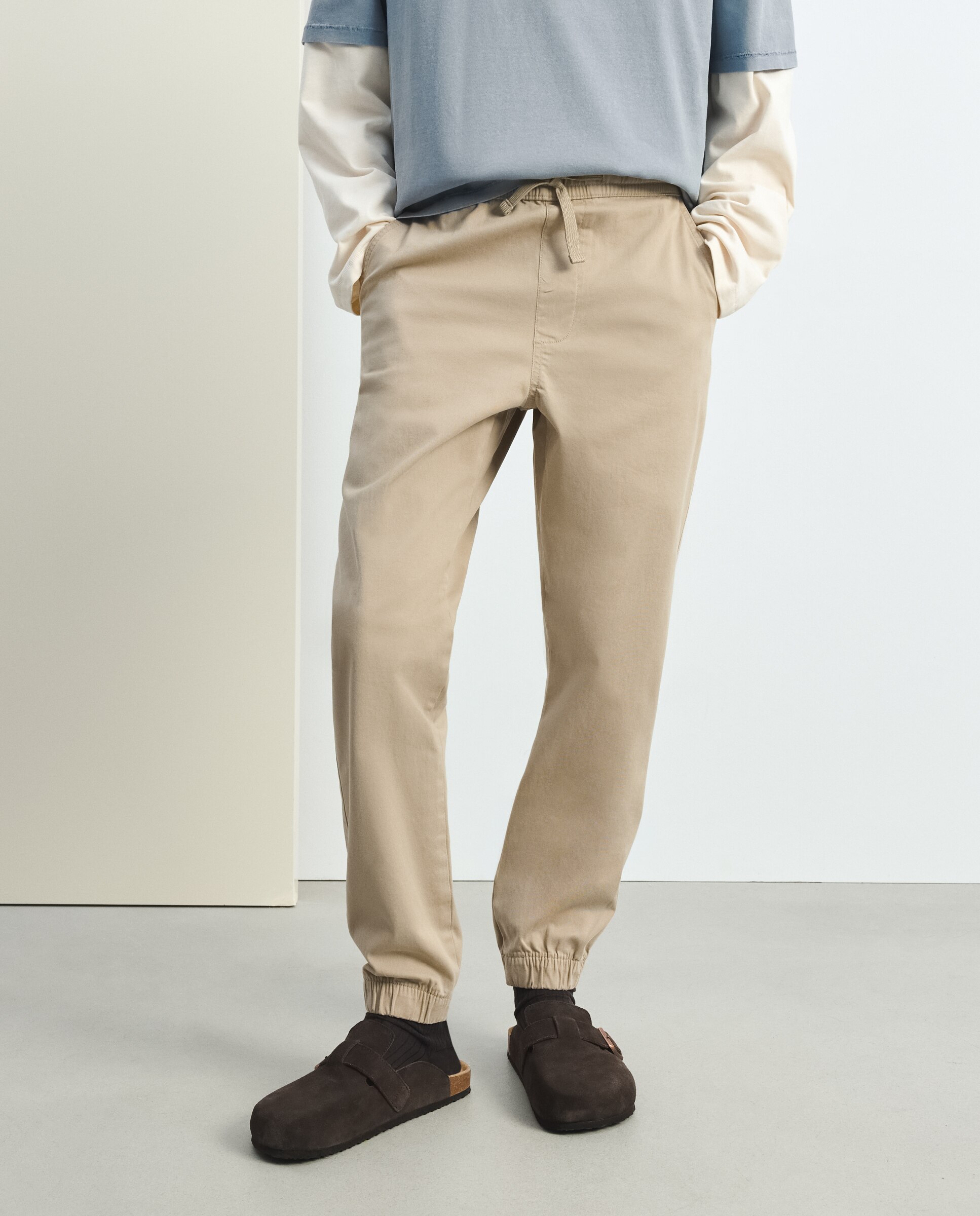 Pantalón de hombre tipo chino con goma en el bajo - Green Coast - Tostado Tostado-2