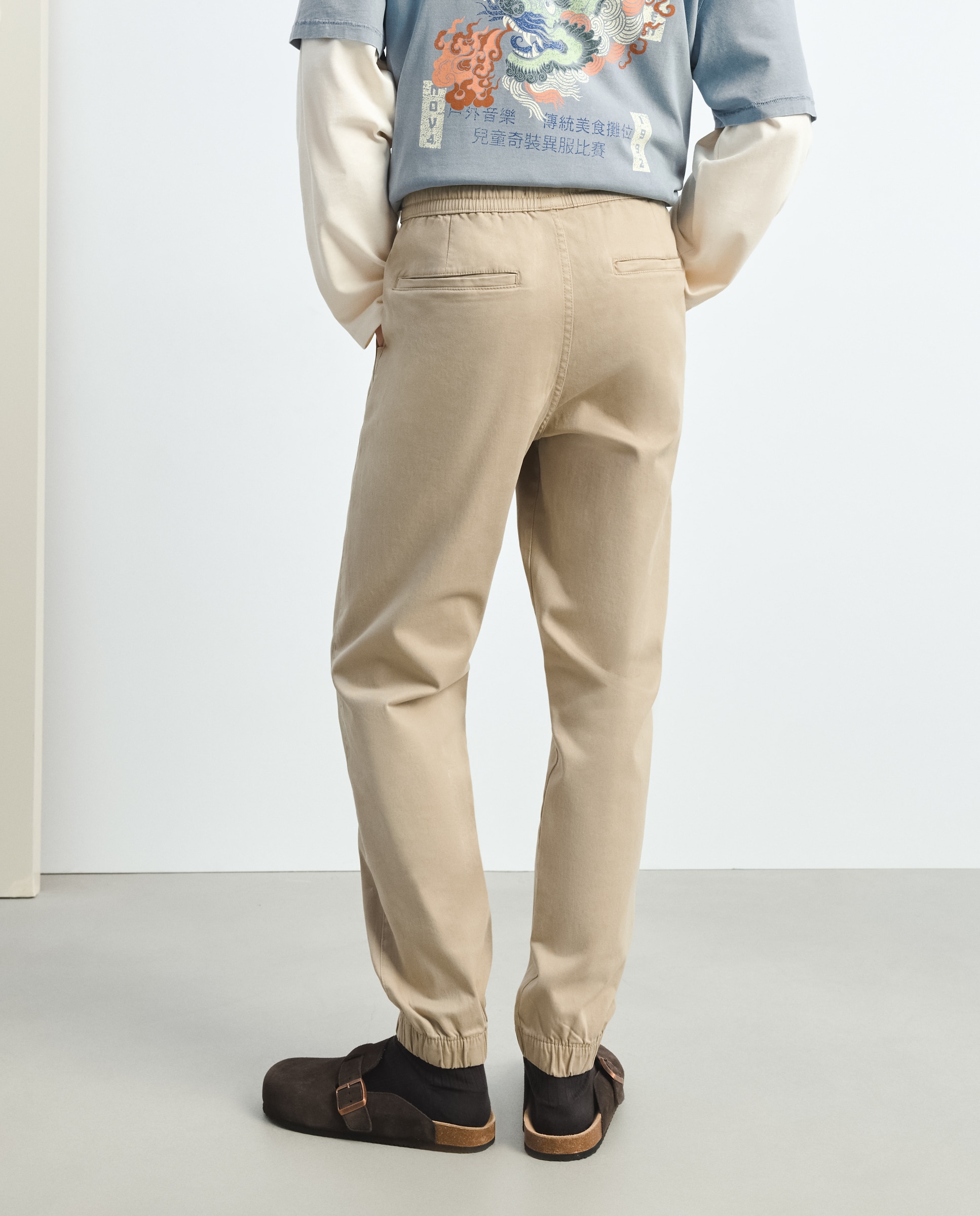 Pantalón de hombre tipo chino con goma en el bajo - Green Coast - Tostado Tostado-3