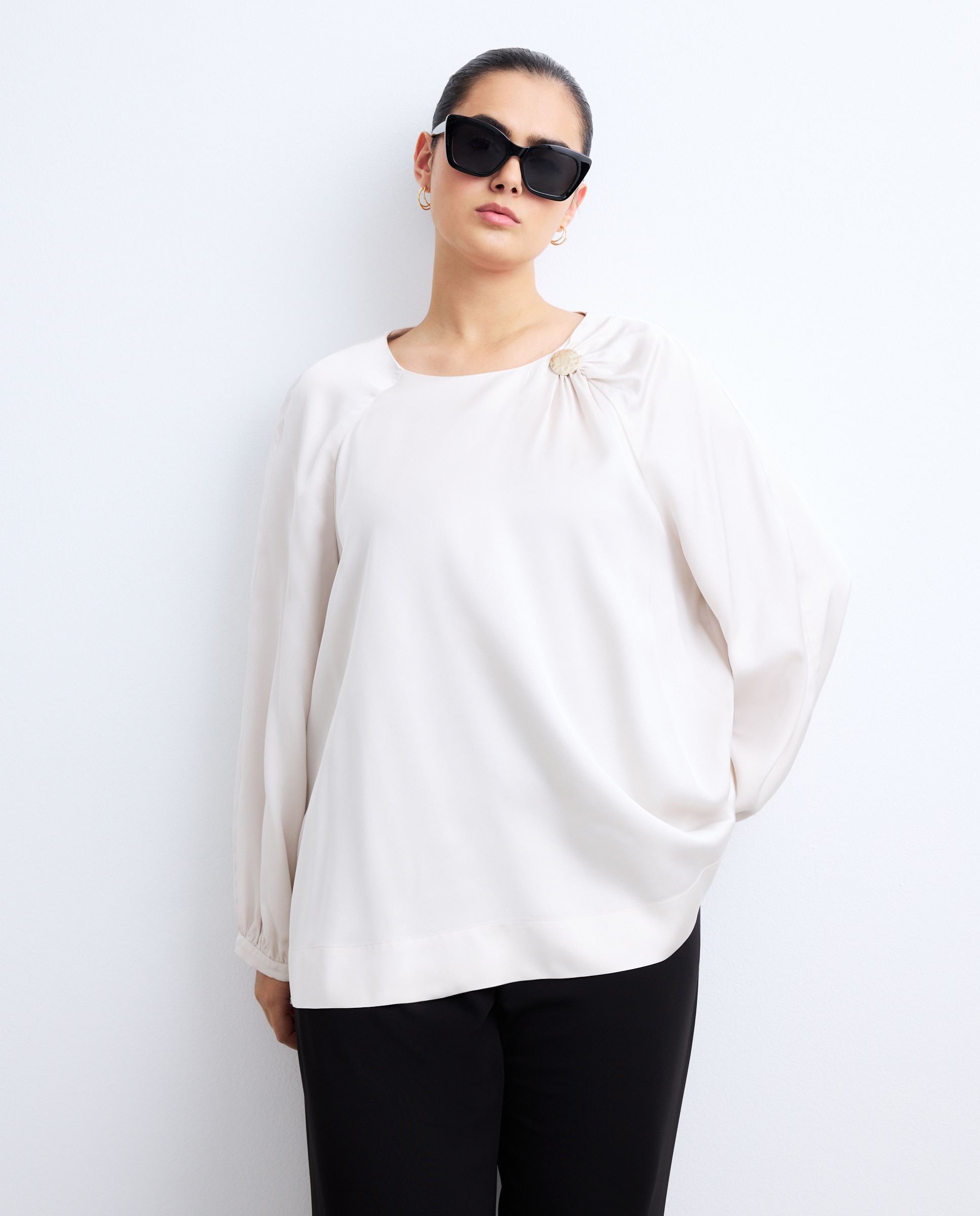 Blusa Acetinada com Detalhe de Botão Branco-marfim-1
