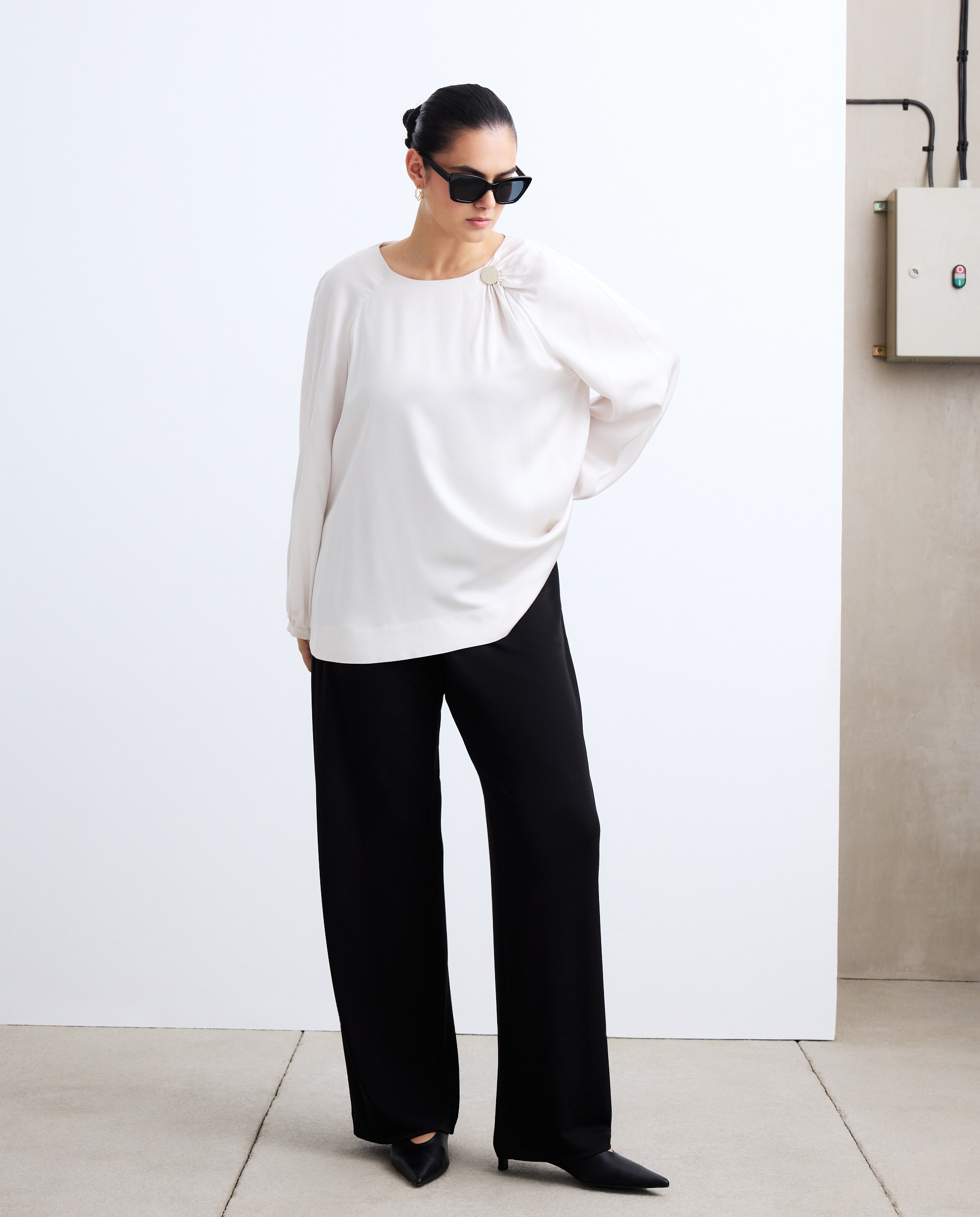 Blusa Acetinada com Detalhe de Botão Branco-marfim-2