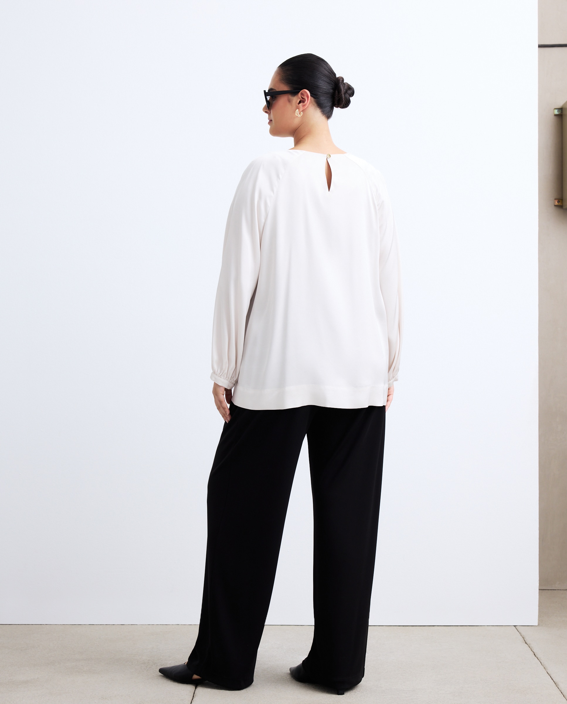 Blusa Acetinada com Detalhe de Botão Branco-marfim-3