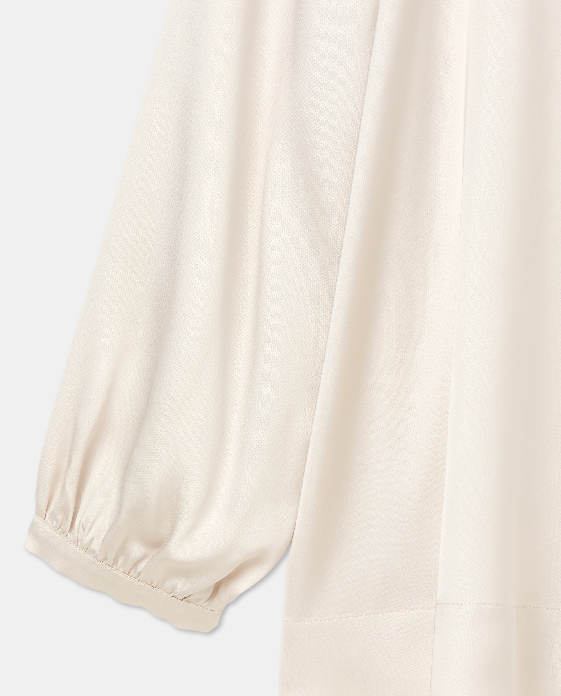 Blusa Acetinada com Detalhe de Botão Branco-marfim-6