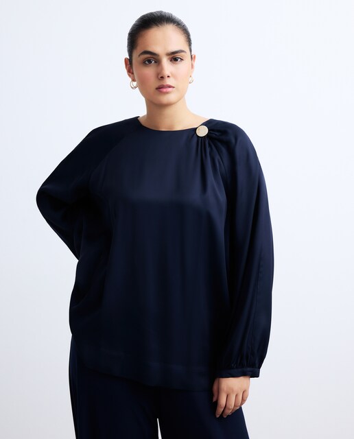 Imagen 0 de Blusa satinada con detalle botón de mujer