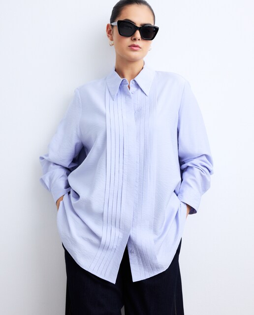 Imagen 0 de Camisa con detalle jaretas de mujer