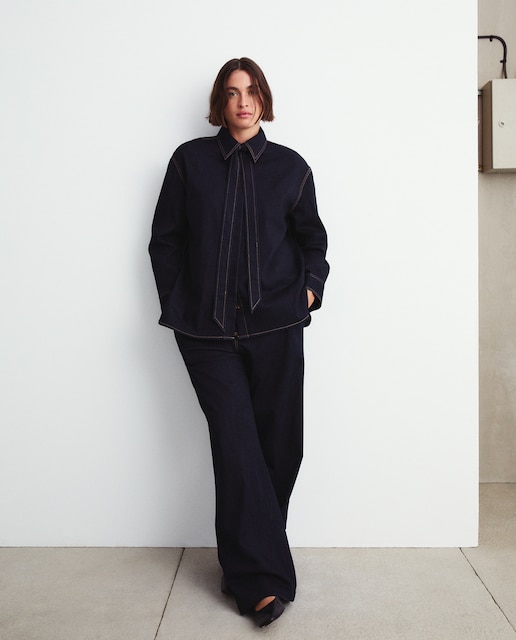 Imagen 0 de Camisa efecto denim con lazada de mujer