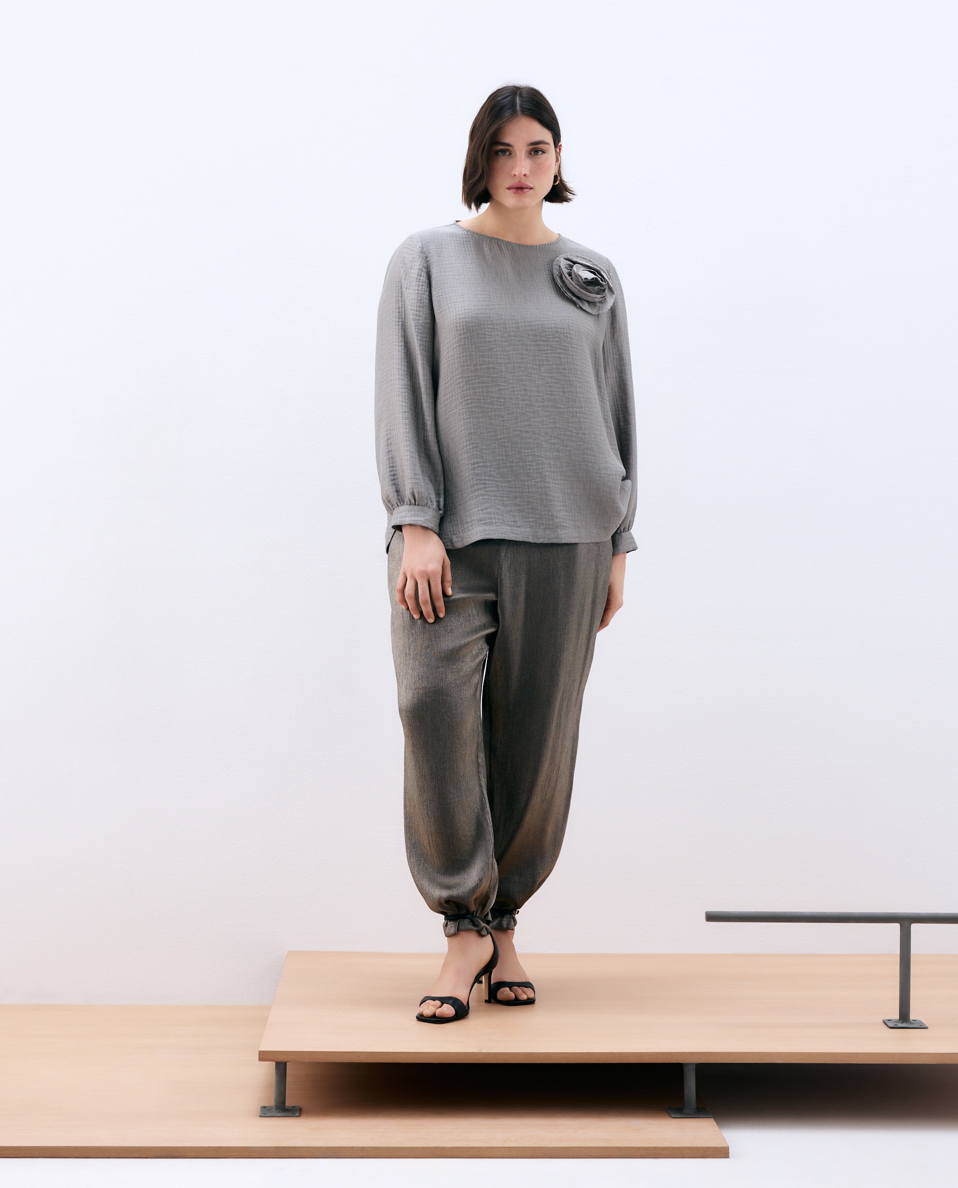 Camisa de mujer manga larga con flor - Couchel - 820 Gris medio 820 Gris medio-2