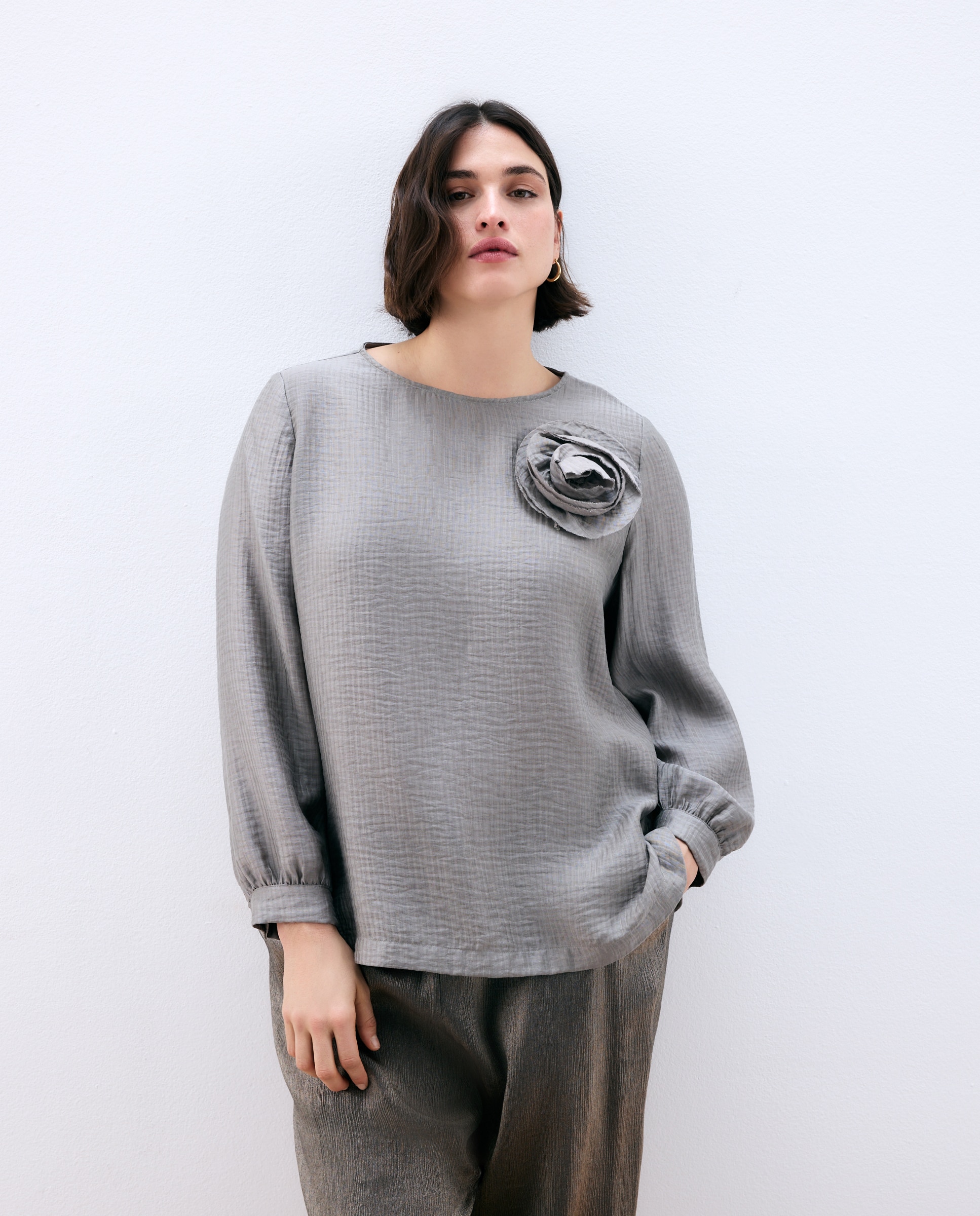 Camisa de mujer manga larga con flor - Couchel - 820 Gris medio 820 Gris medio-3