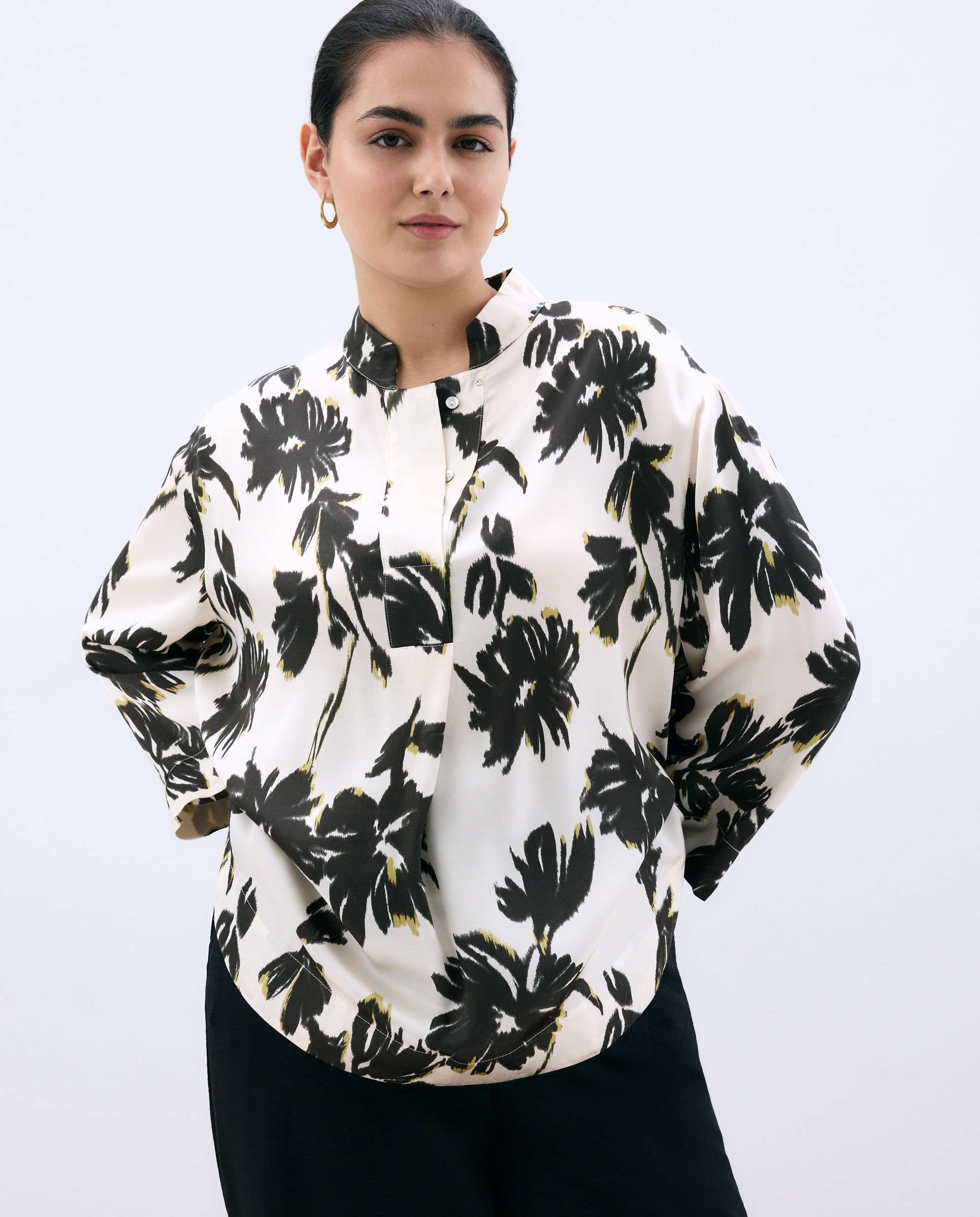 Imagem 0 de Blusa com Estampado Floral e Gola à Padre