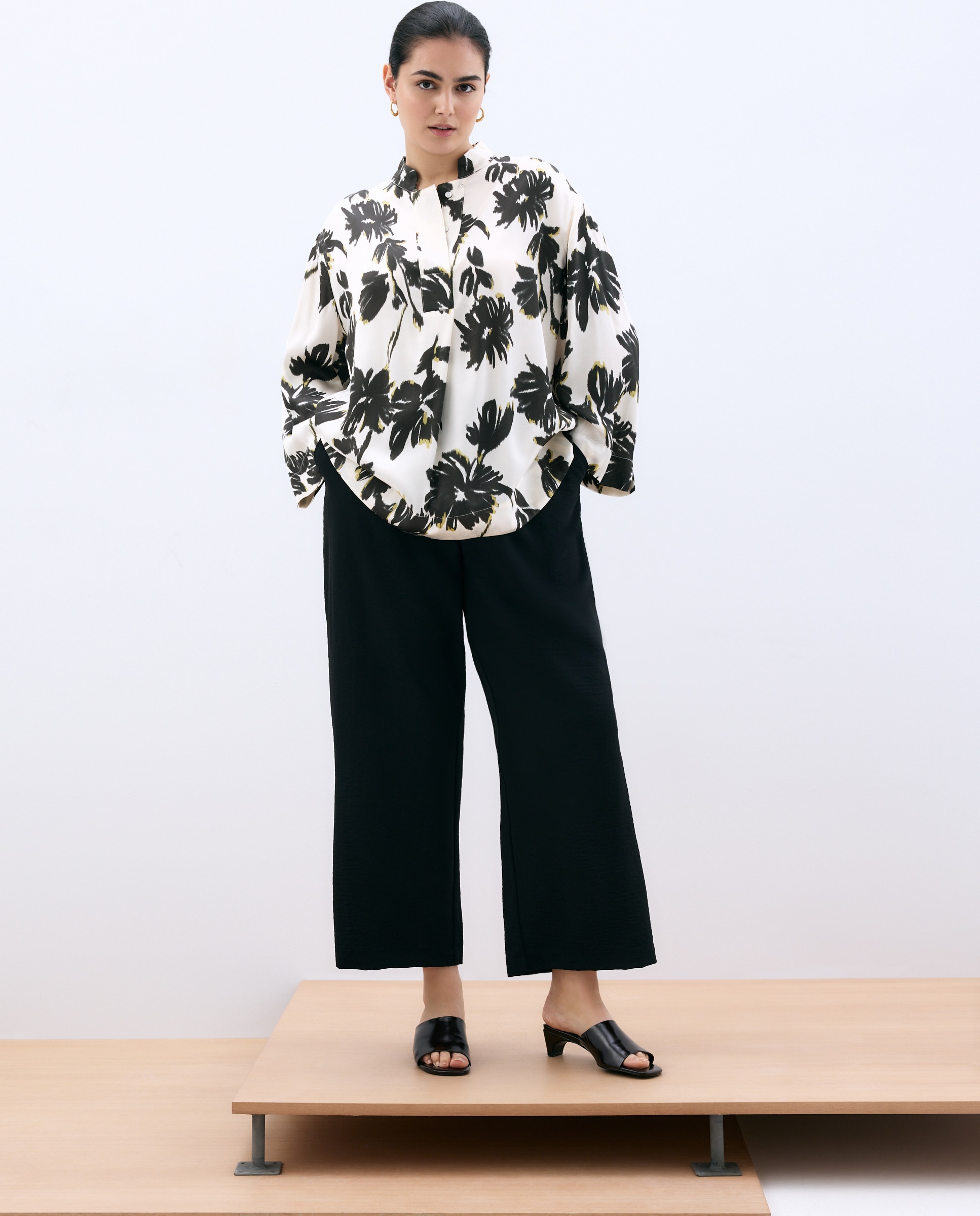Blusa com Estampado Floral e Gola à Padre Branco-2