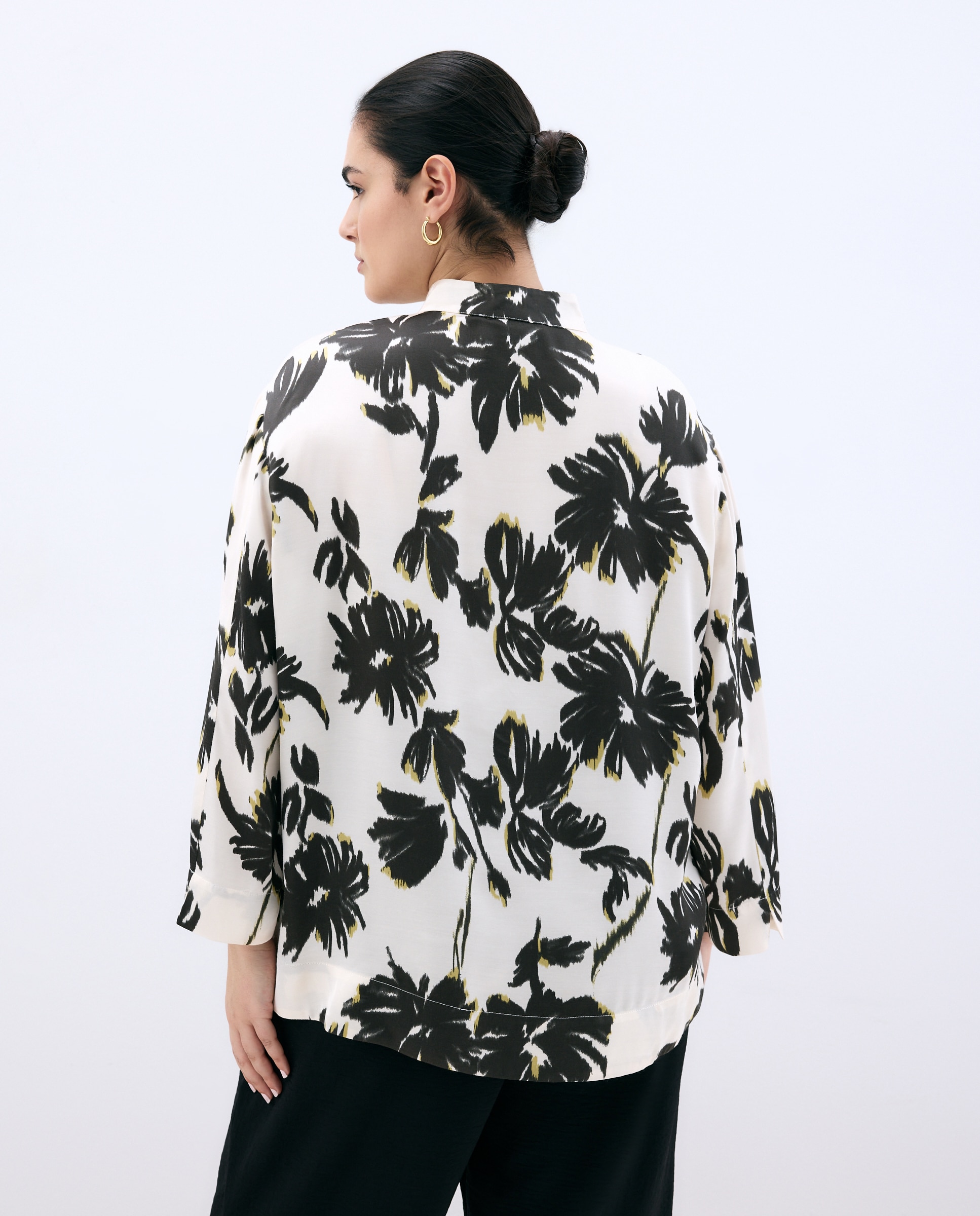 Blusa com Estampado Floral e Gola à Padre Branco-3