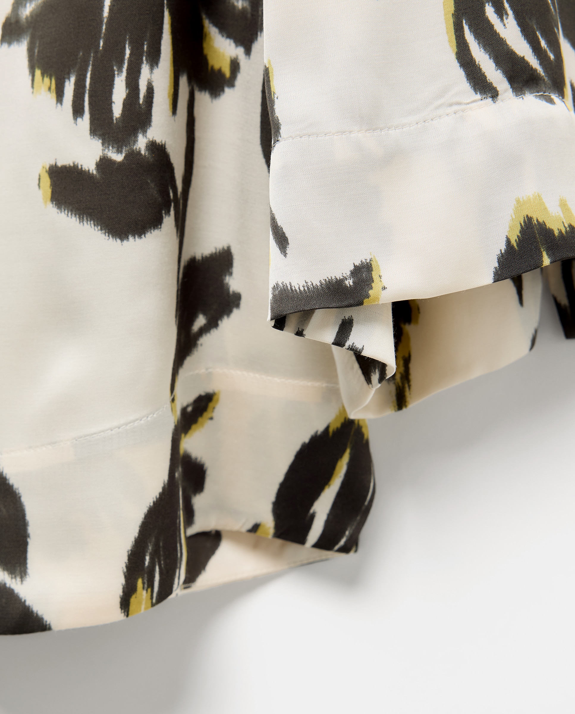 Blusa com Estampado Floral e Gola à Padre Branco-5