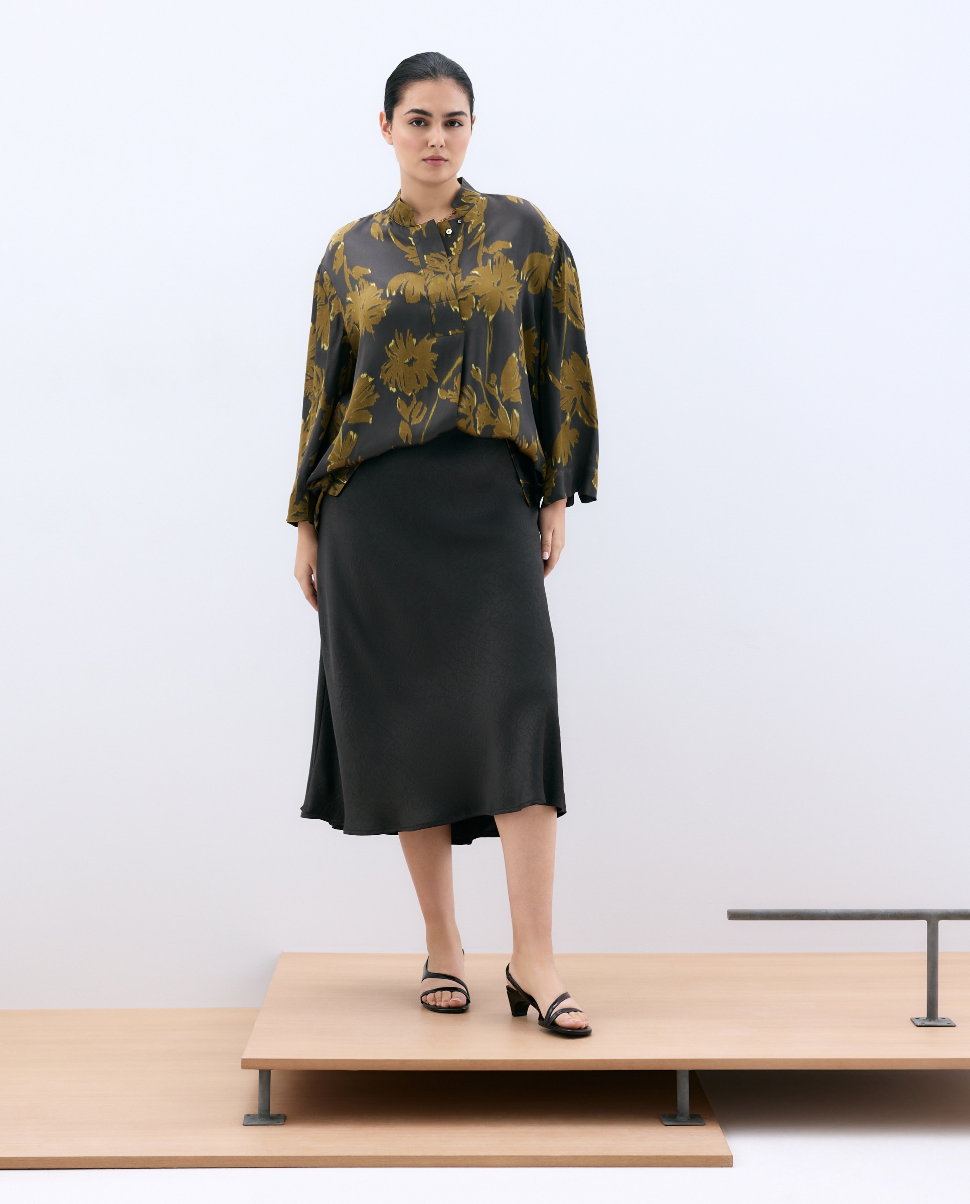 Imagem 0 de Blusa com Estampado Floral e Gola à Padre