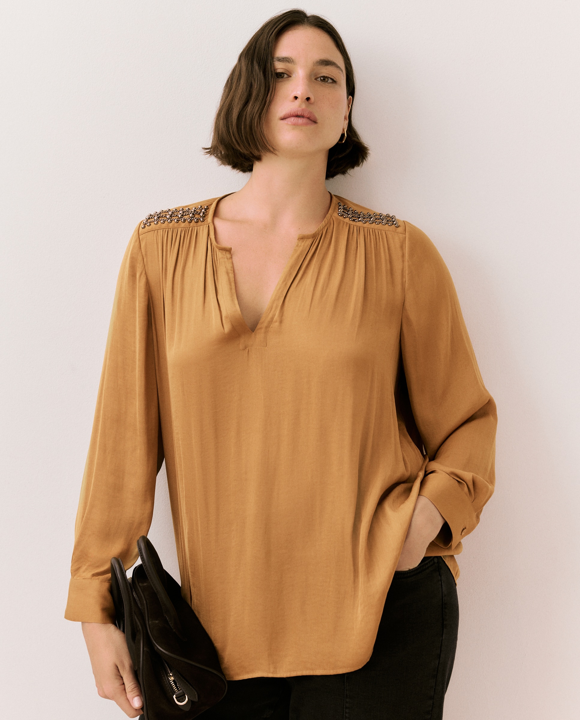Blusa manga larga satinada de mujer con detalle - Couchel - 370 Ocre 370 Ocre-2