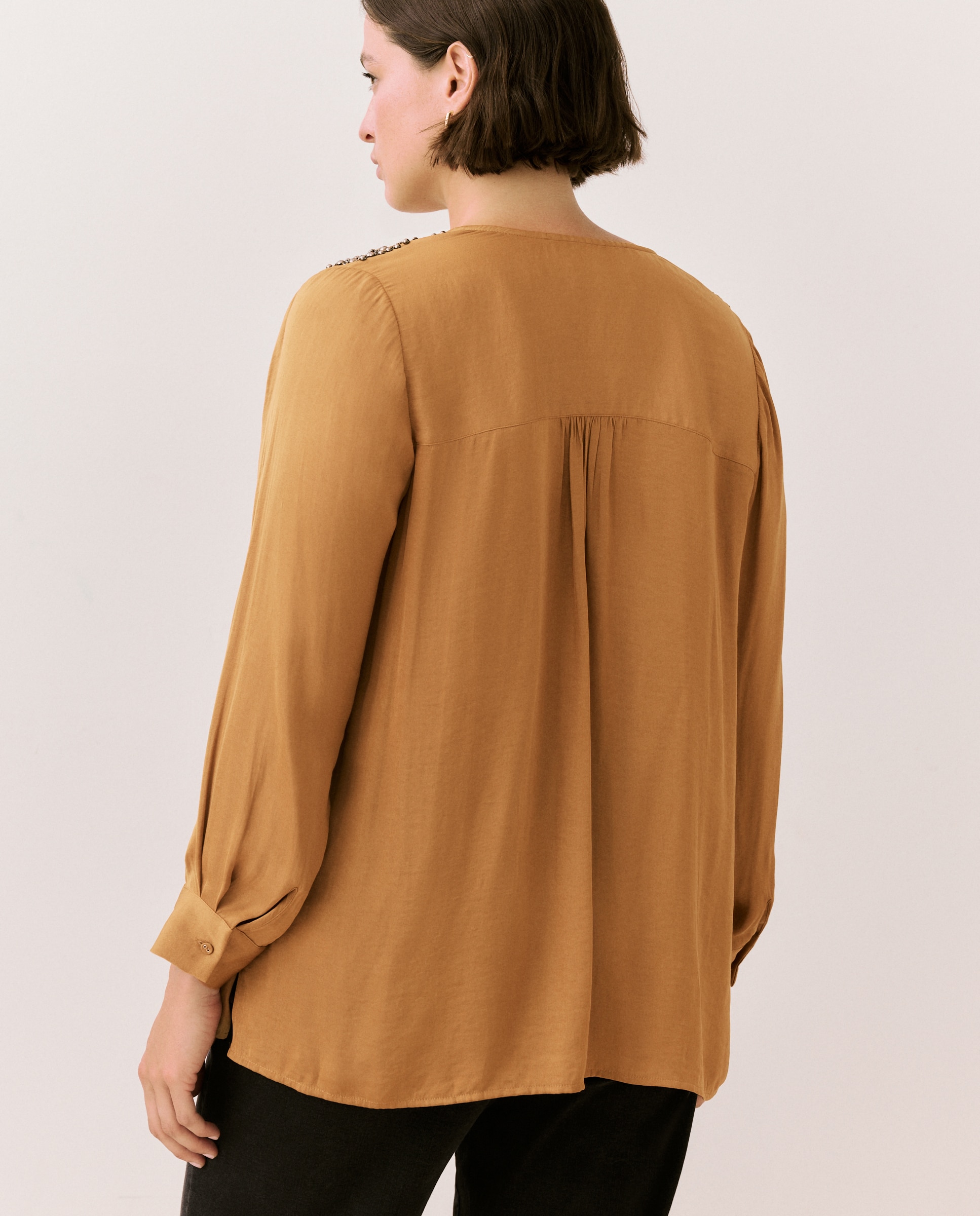 Blusa manga larga satinada de mujer con detalle - Couchel - 370 Ocre 370 Ocre-4