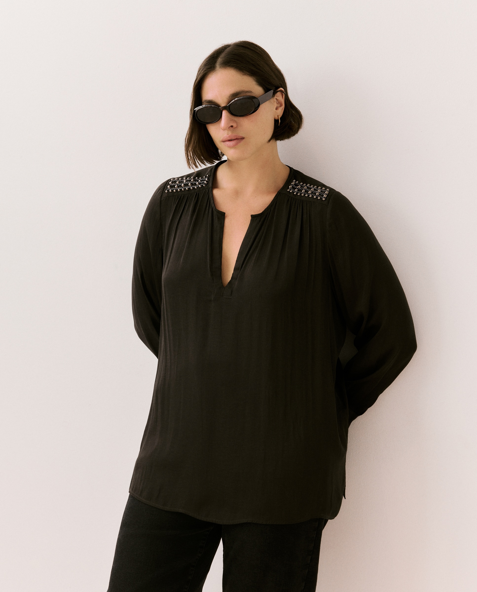 Imagem 0 de Blusa de Manga Comprida Acetinada com Detalhe