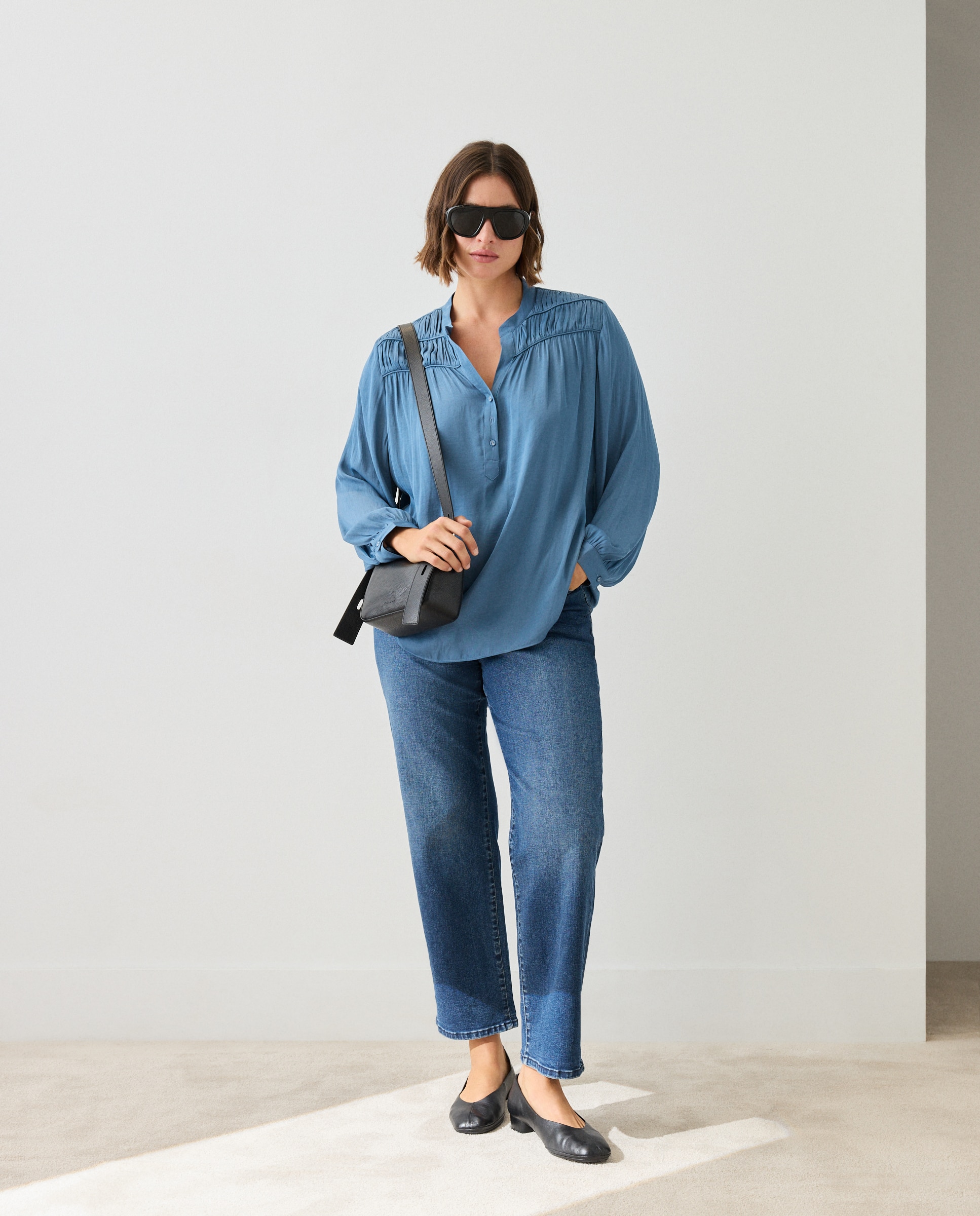 Blusa satinada pliegues hombro de mujer - Couchel - 410 Azul claro 410 Azul claro-1
