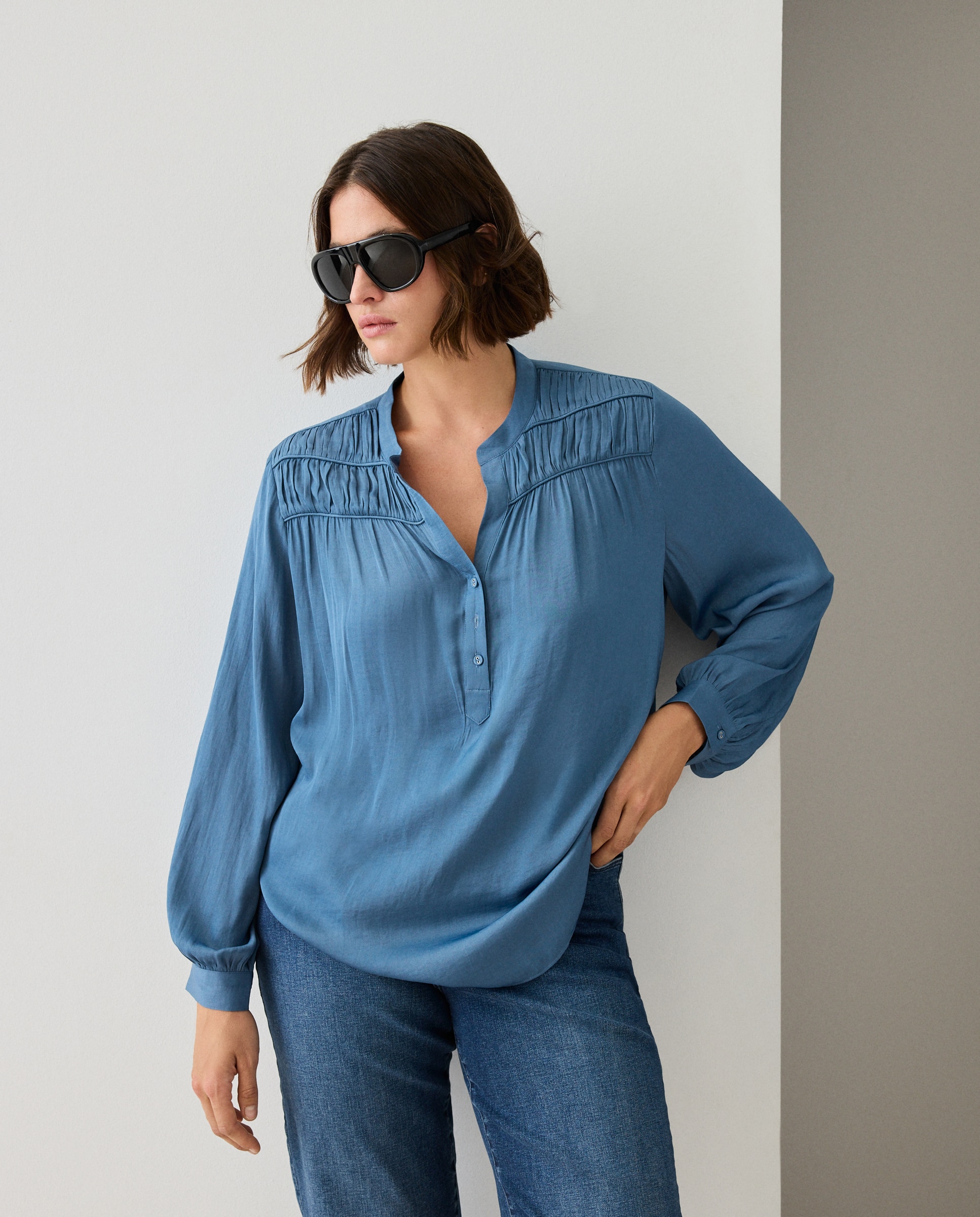 Blusa satinada pliegues hombro de mujer - Couchel - 410 Azul claro 410 Azul claro-2
