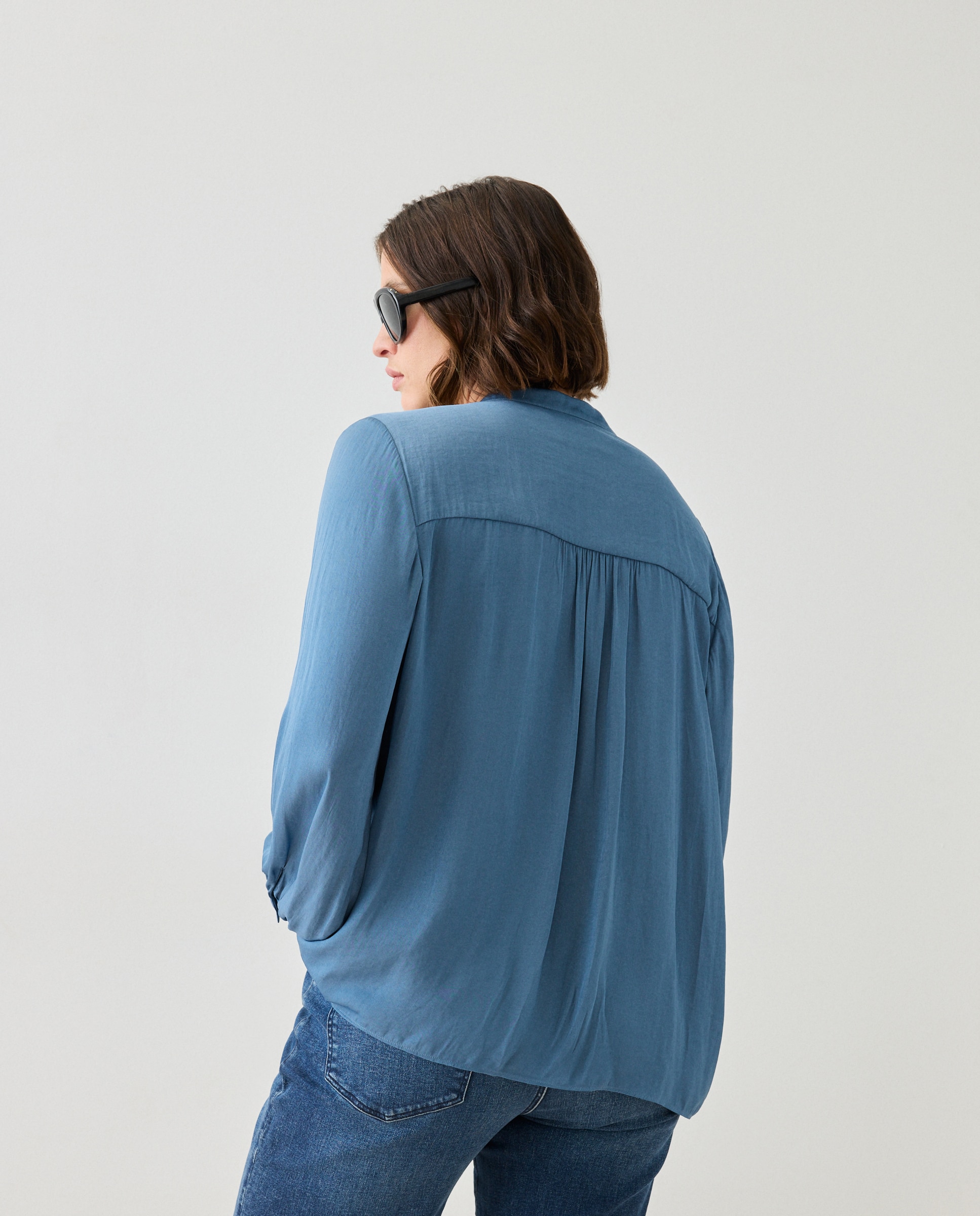 Blusa satinada pliegues hombro de mujer - Couchel - 410 Azul claro 410 Azul claro-3