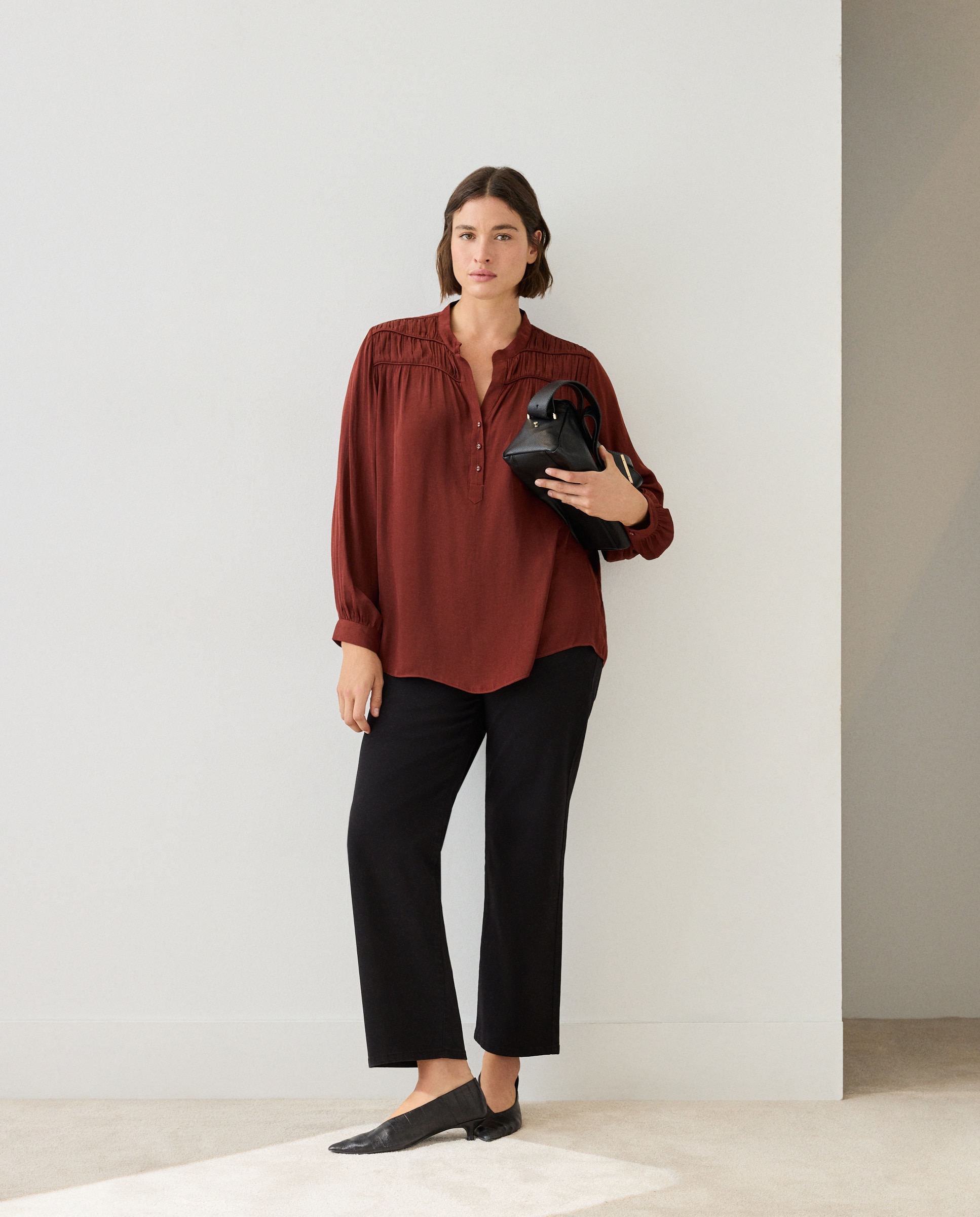 Imagem 0 de Blusa Acetinada com Pregas no Ombro