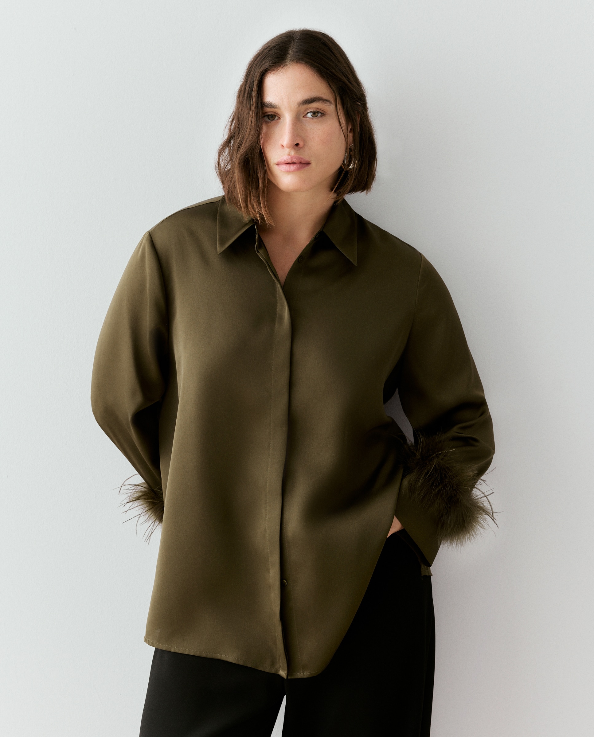Imagem 0 de Blusa Tipo Camiseiro com Detalhe de Plumas