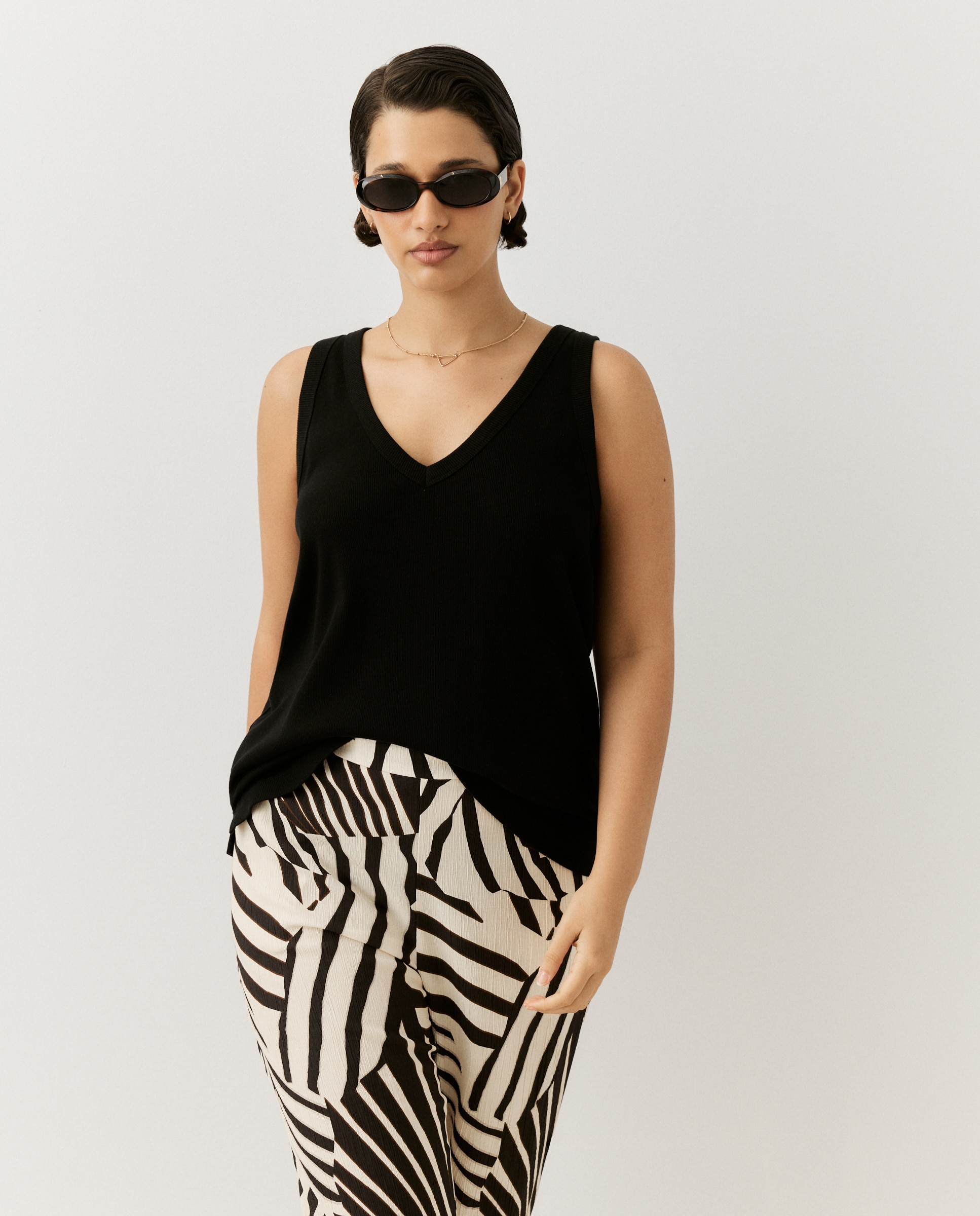 Camiseta sin mangas de mujer con cuello pico - Couchel - Negro Negro-1