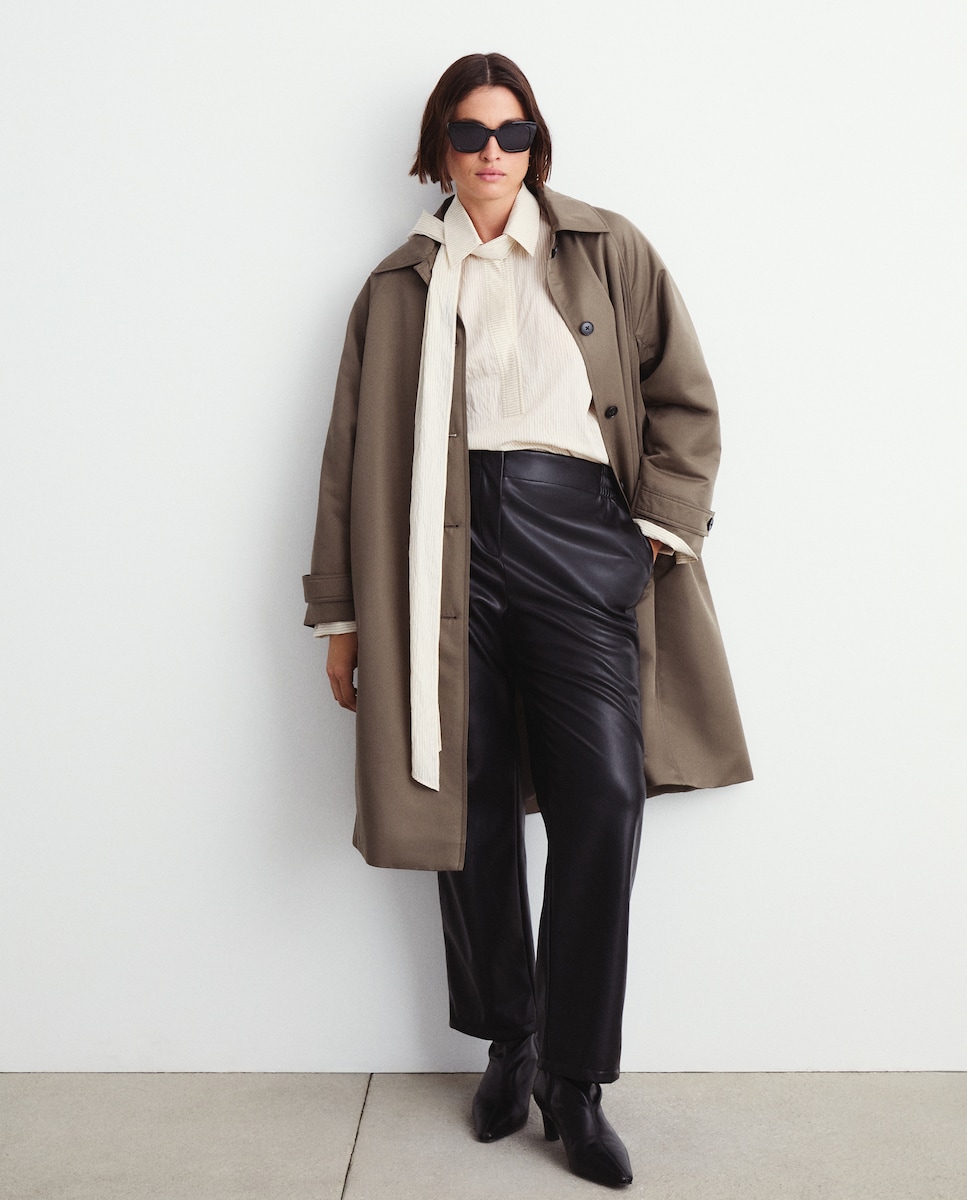 Joggers com Efeito de Pele Preto-1