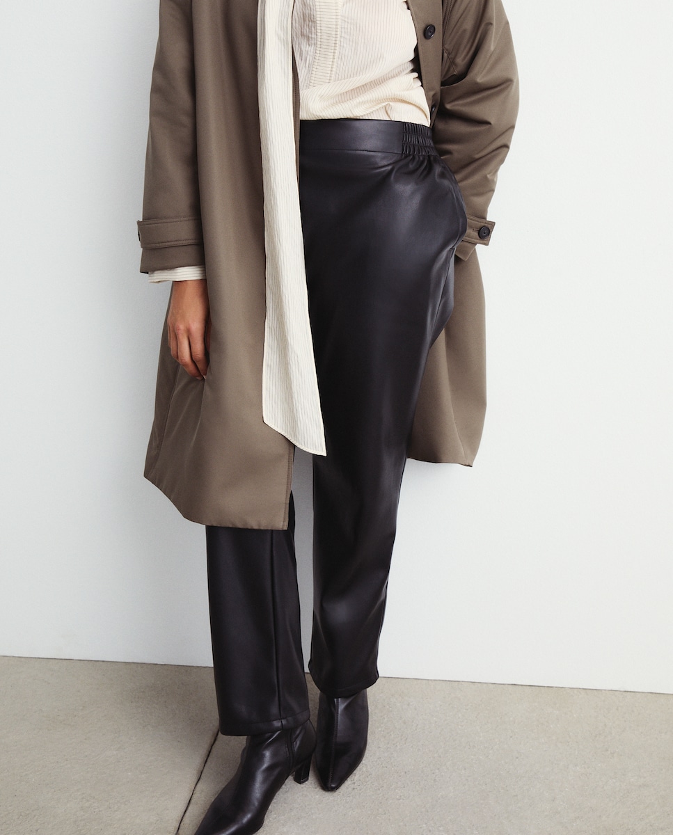 Joggers com Efeito de Pele Preto-2