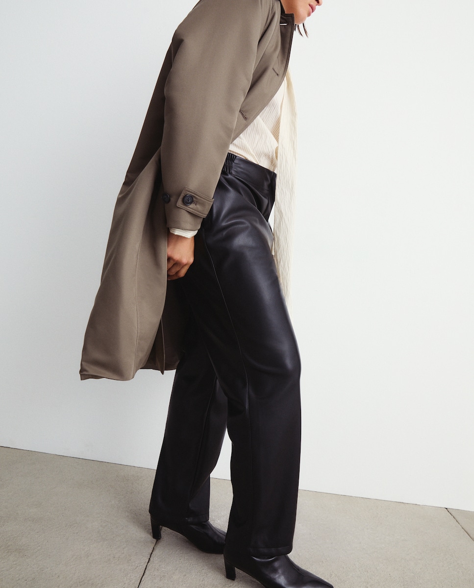 Joggers com Efeito de Pele Preto-3