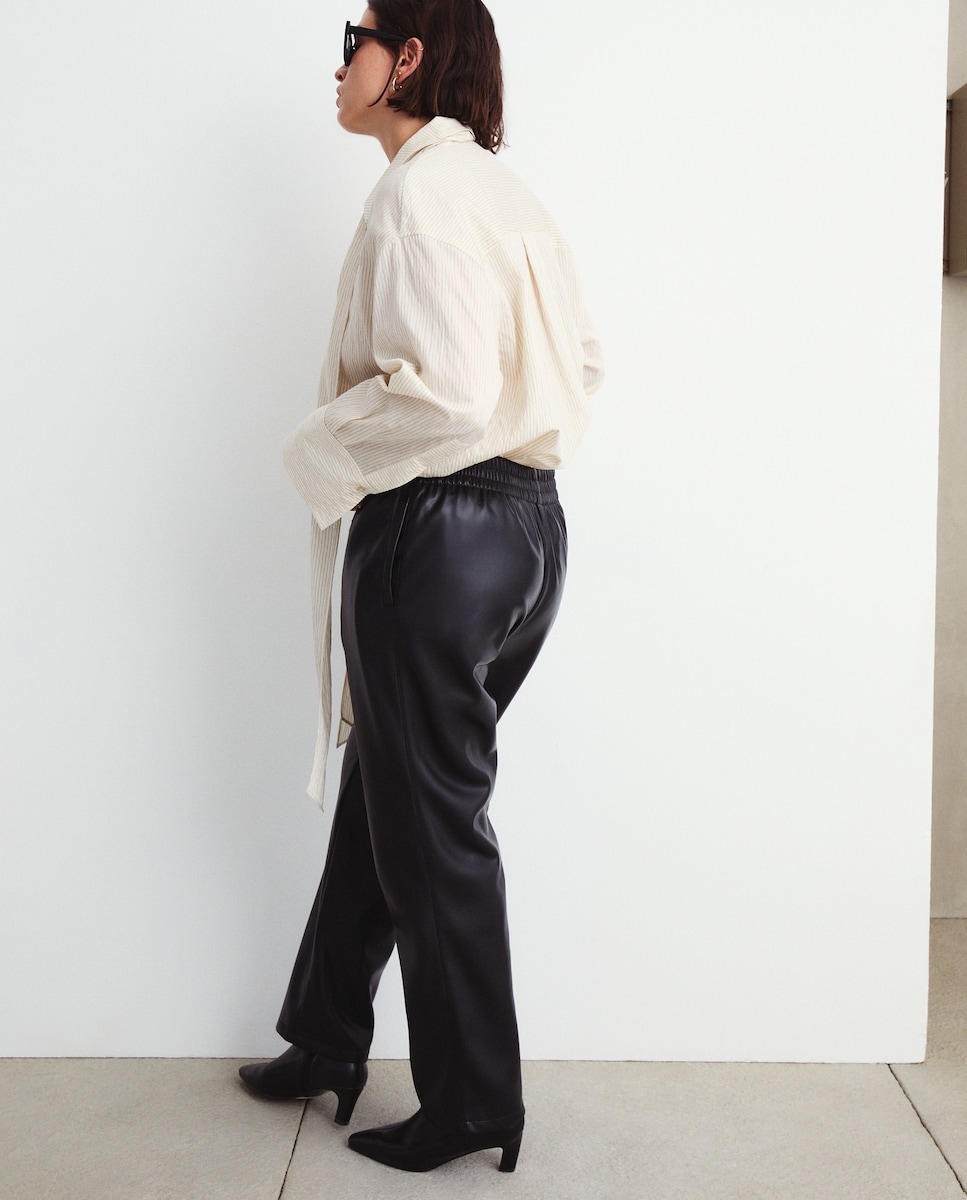 Joggers com Efeito de Pele Preto-4