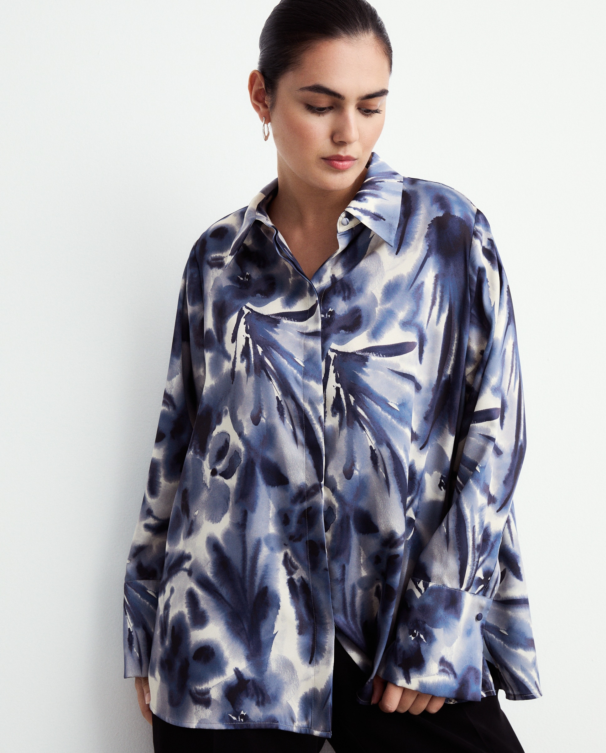 Blusa Acetinada com Estampado Floral Azul-1