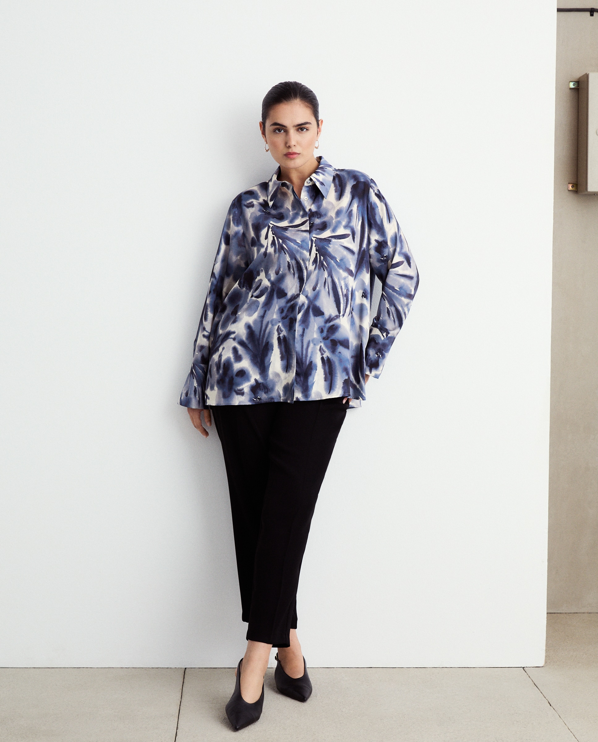 Blusa Acetinada com Estampado Floral Azul-2