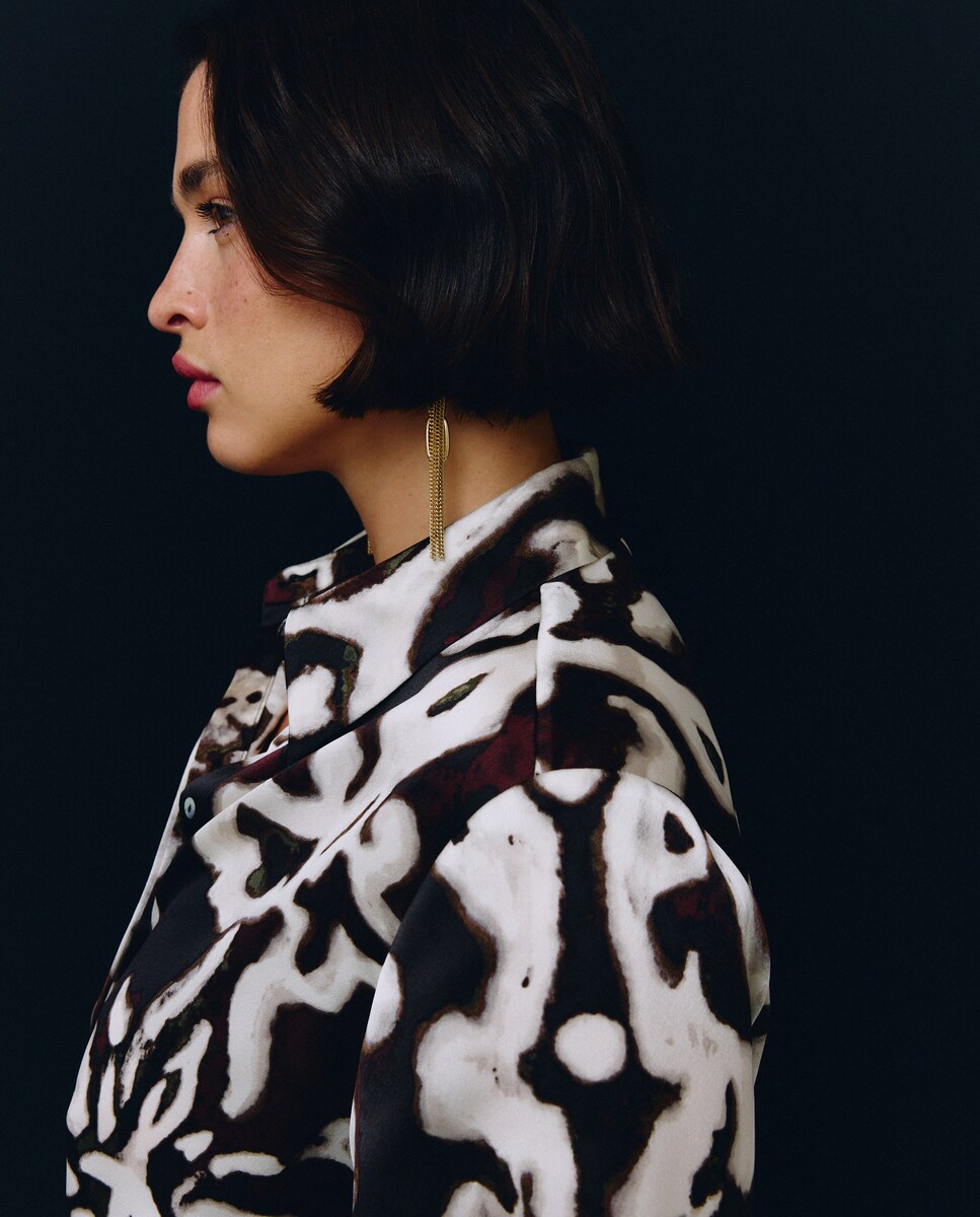 Camisa Acetinada Estampada Castanho-3