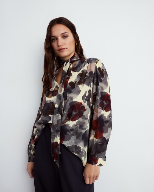 Imagen 0 de Blusa estampada con lazada 