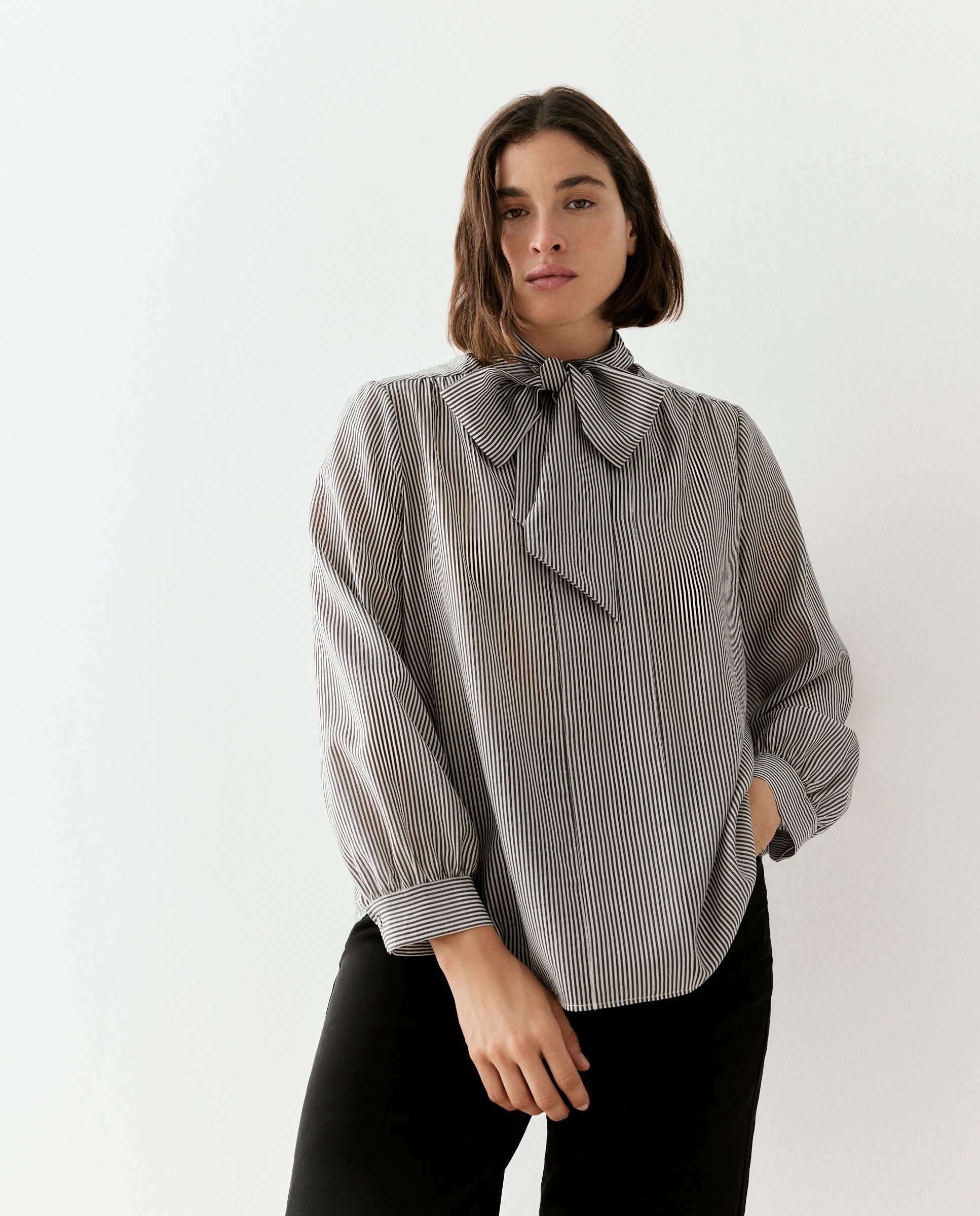 Imagen 2 de Blusa de mujer lazada rayas - Couchel - Negro Negro