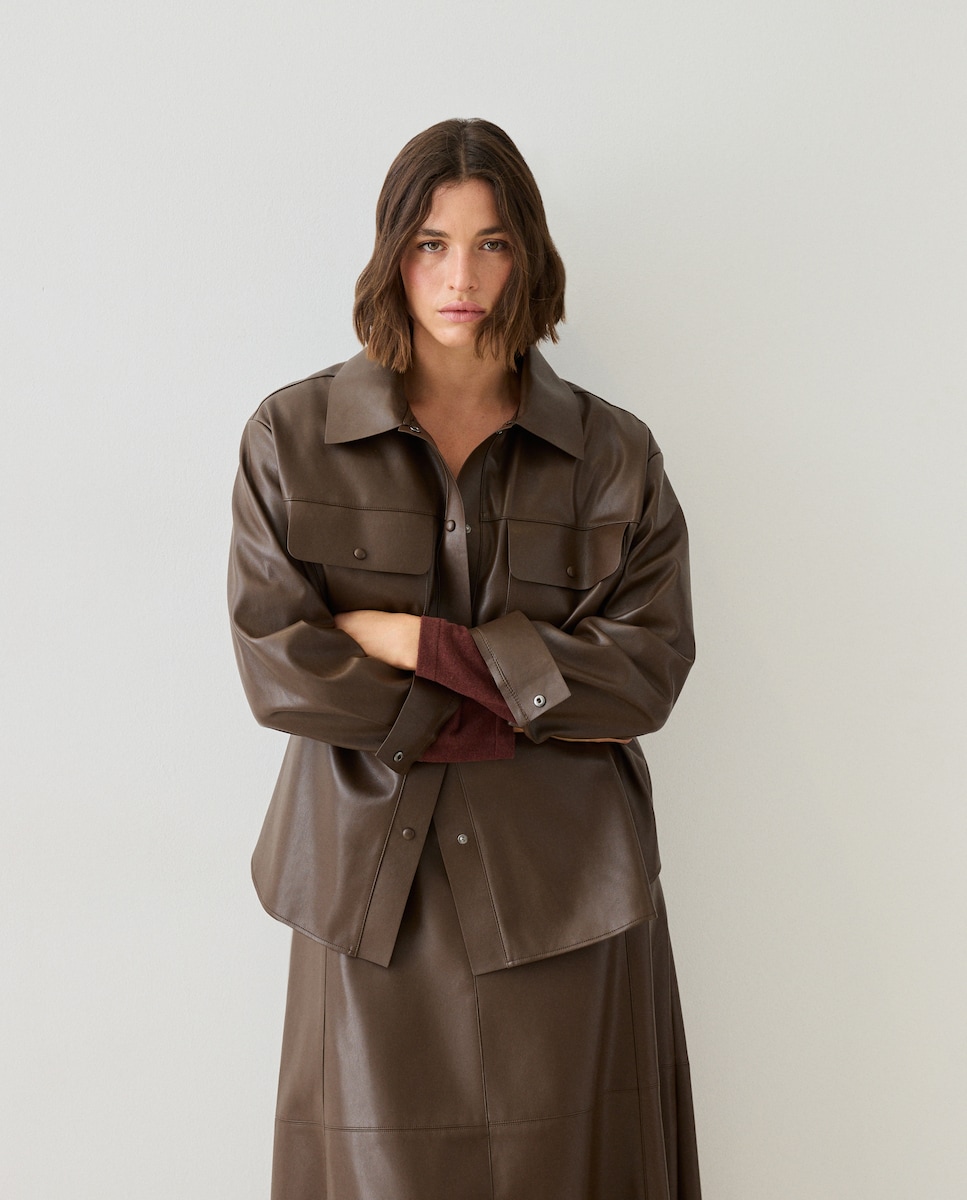 Imagen 0 de Sobrecamisa de mujer con efecto polipiel Toffee