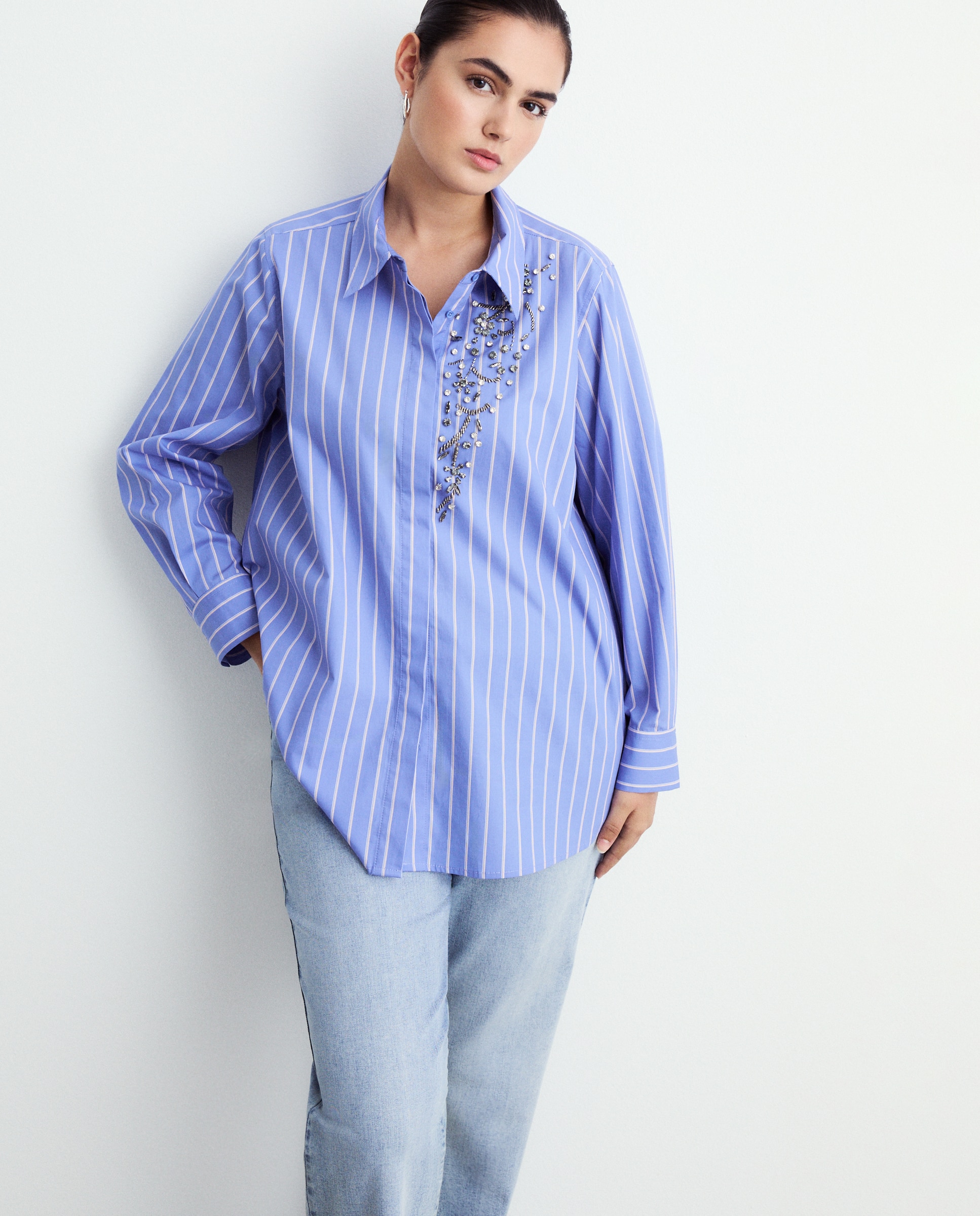 Imagem 0 de Camisa às Riscas com Detalhes de Joia
