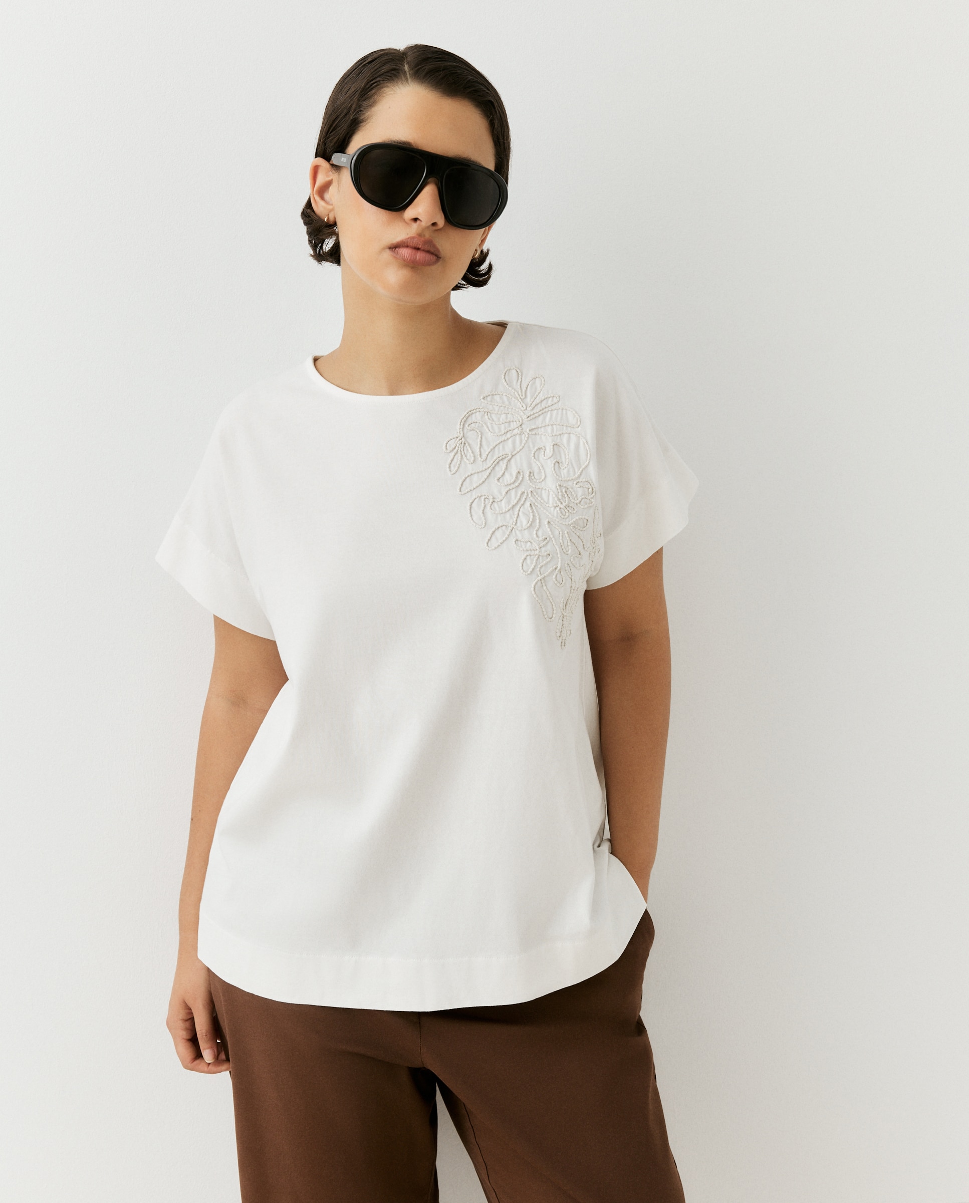 T-shirt de Manga Curta com Flor no Ombro Branco-marfim-2