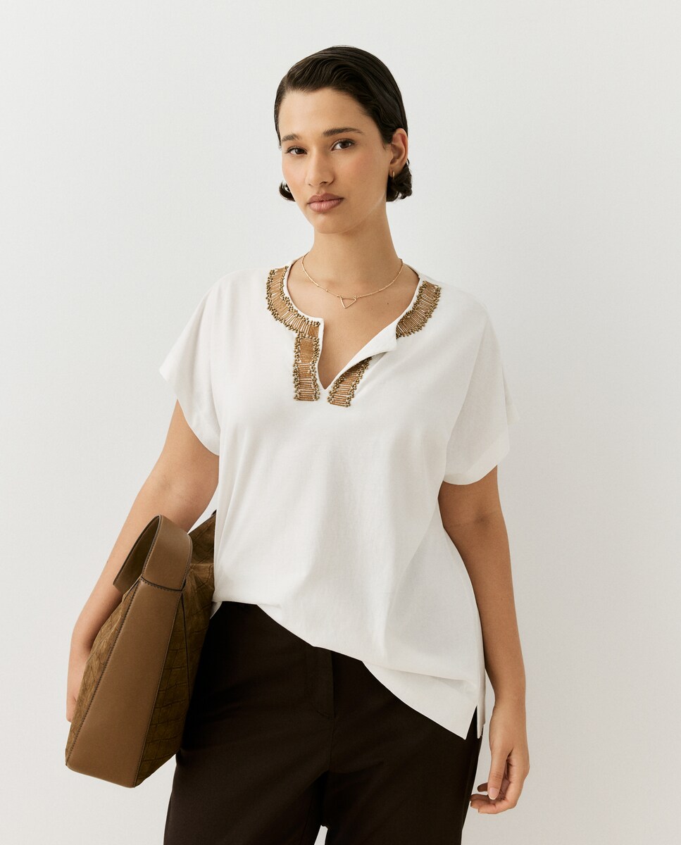 Imagen 0 de Camiseta de mujer bordada bolitas Negro