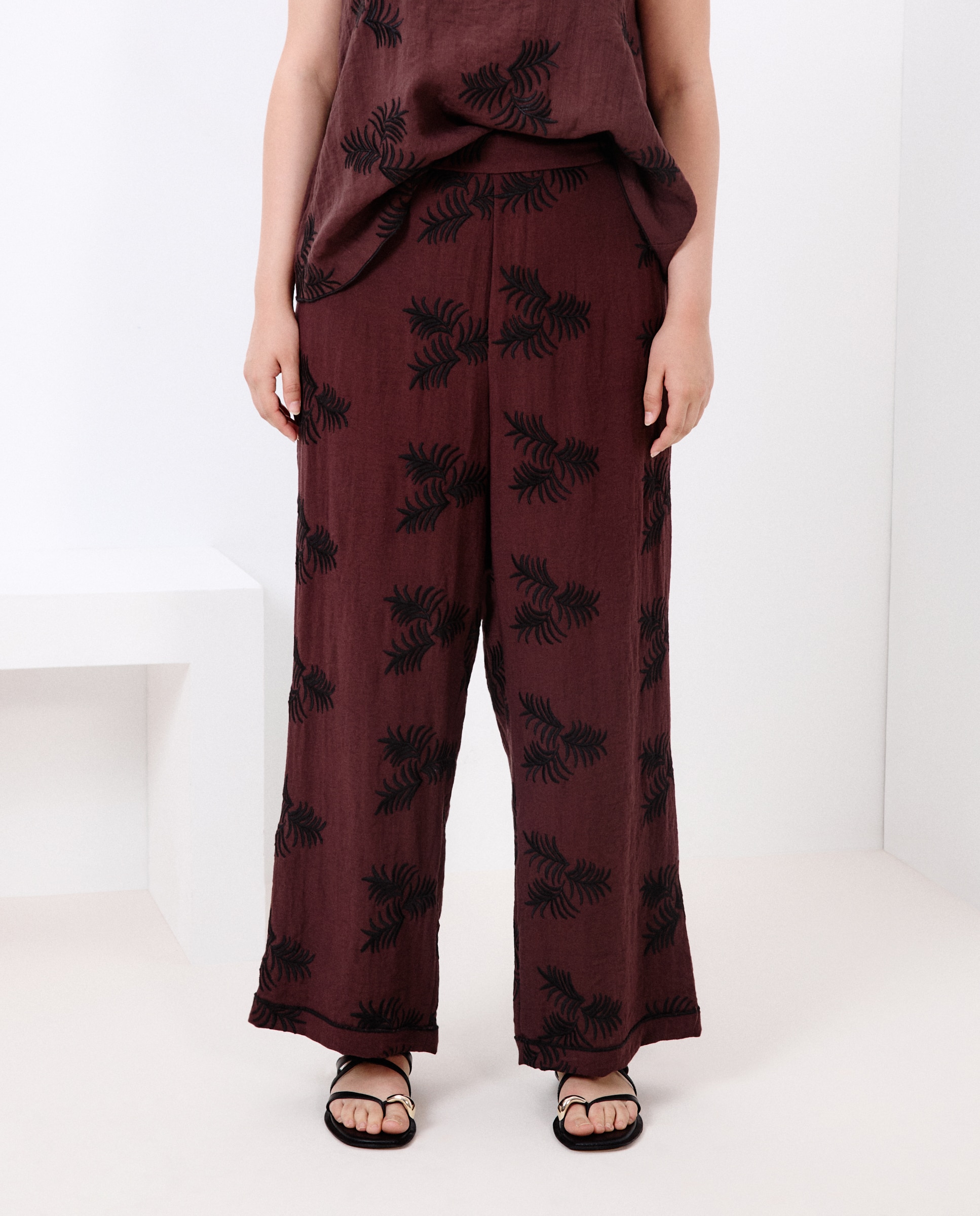 Calças Cropped Bordadas Castanho-2