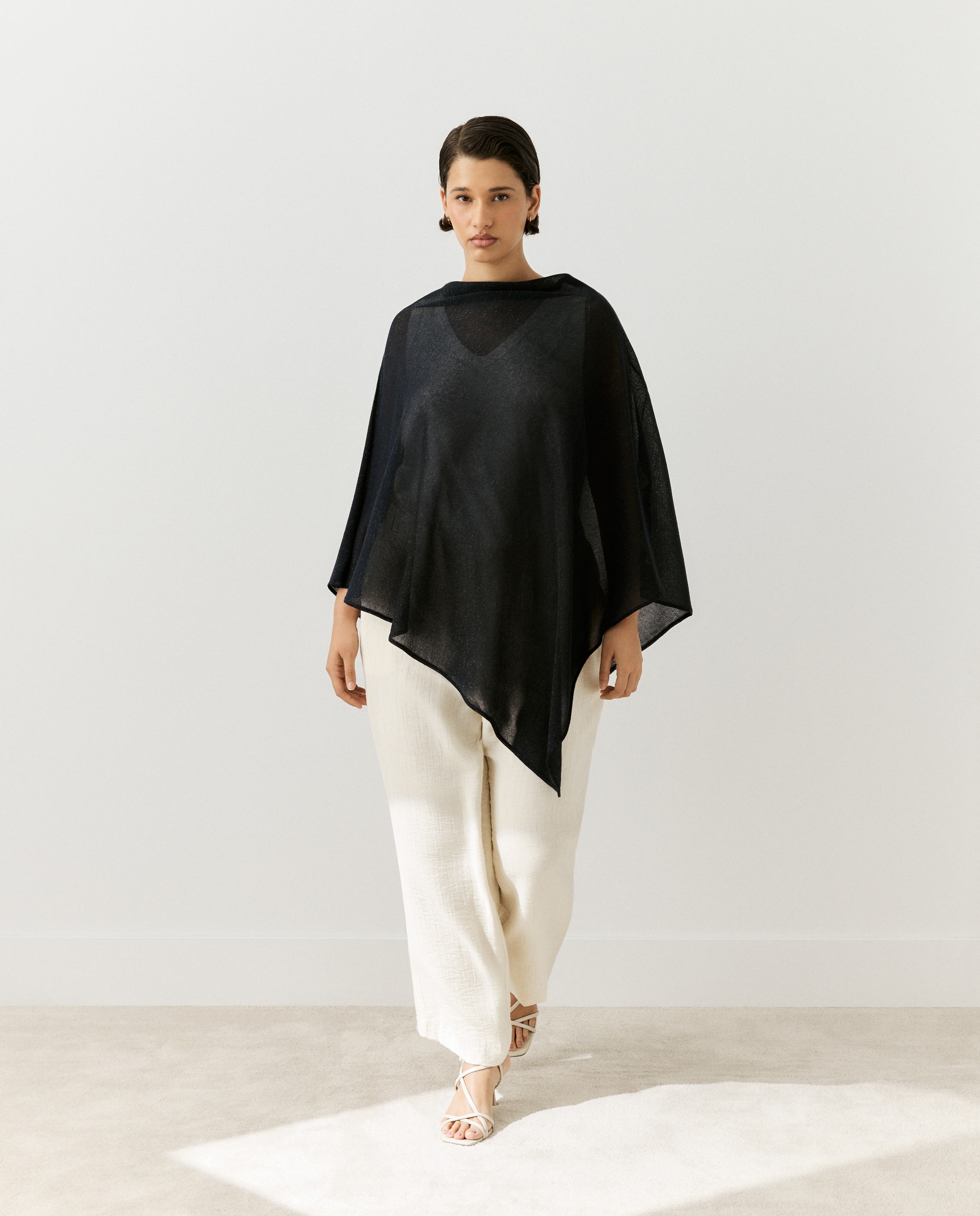 Imagem 0 de Poncho de Tricot de Fio Metalizado