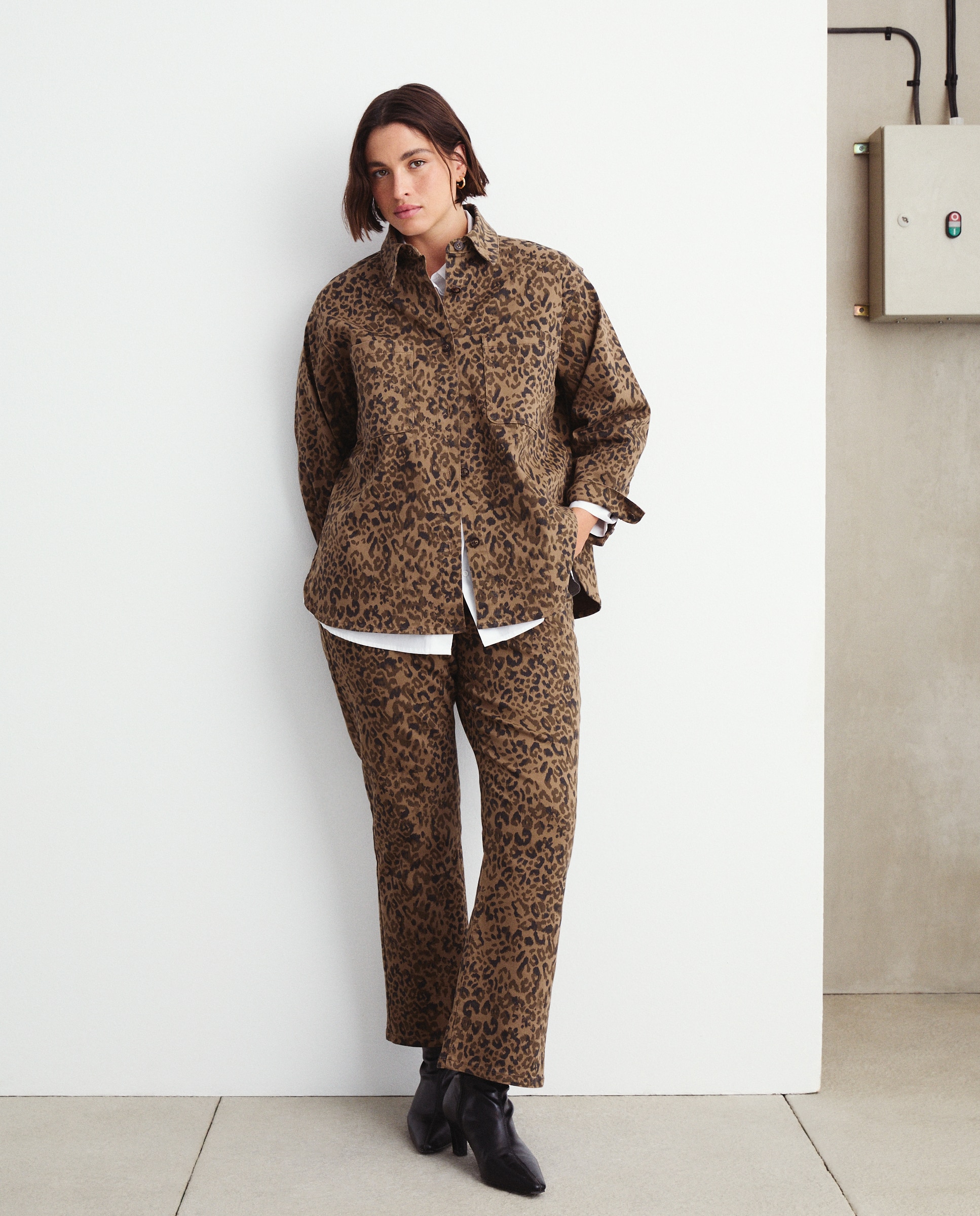 Jeans Straight com Estampado Castanho-1